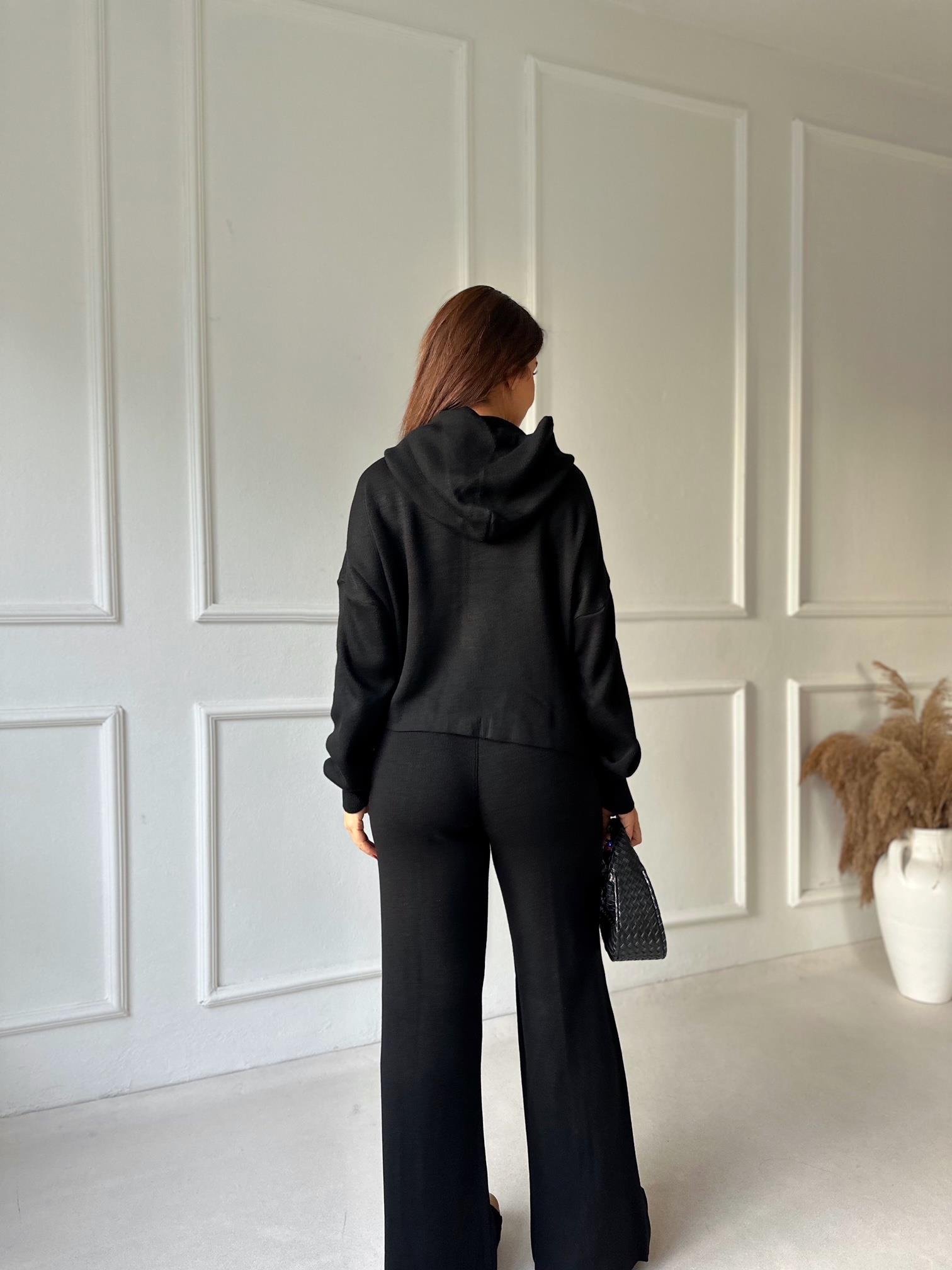 Siyah Triko Rahat Takım – Kapüşonlu Üst & Yırtmaçlı Pantolon