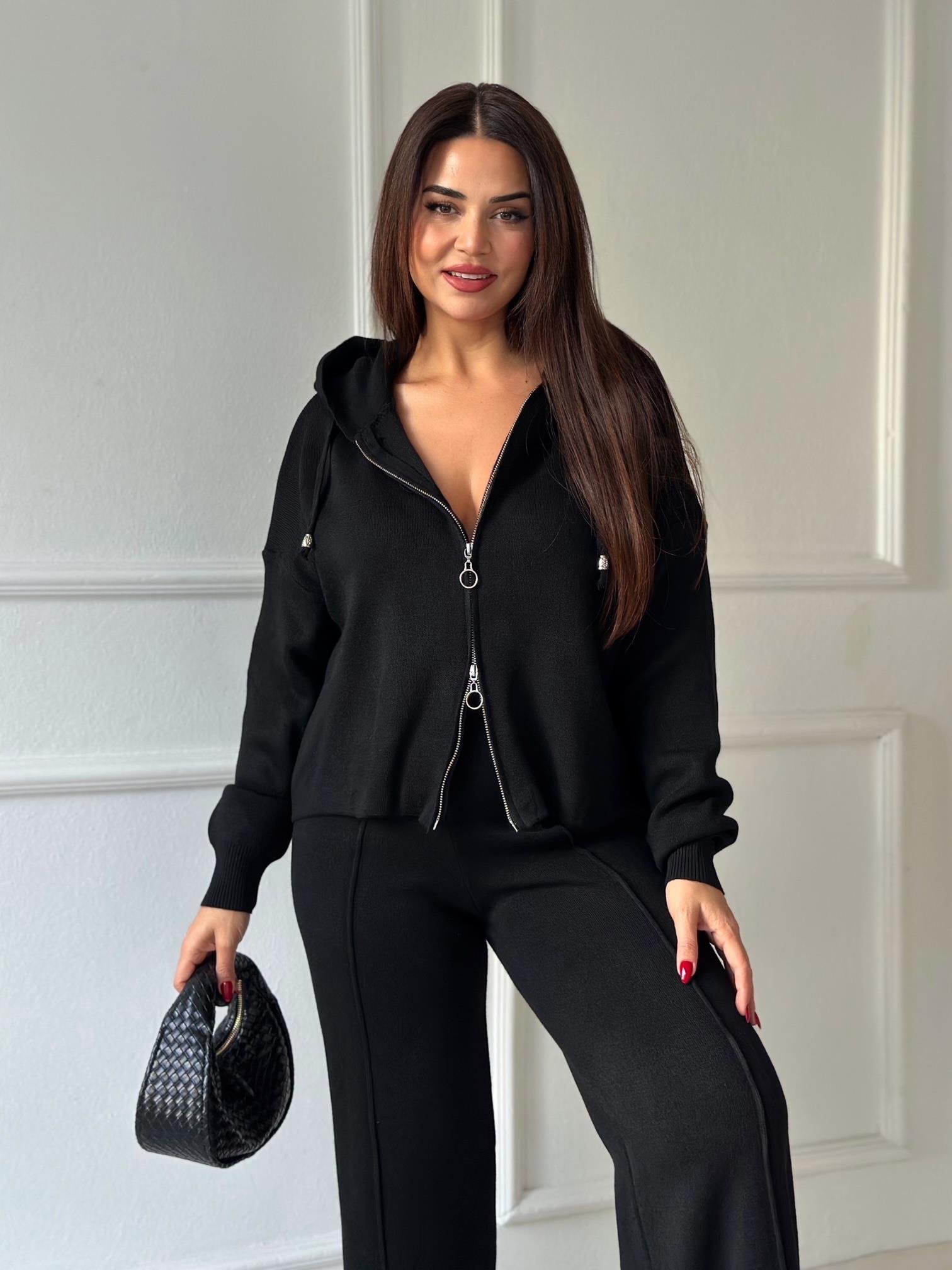 Siyah Triko Rahat Takım – Kapüşonlu Üst & Yırtmaçlı Pantolon