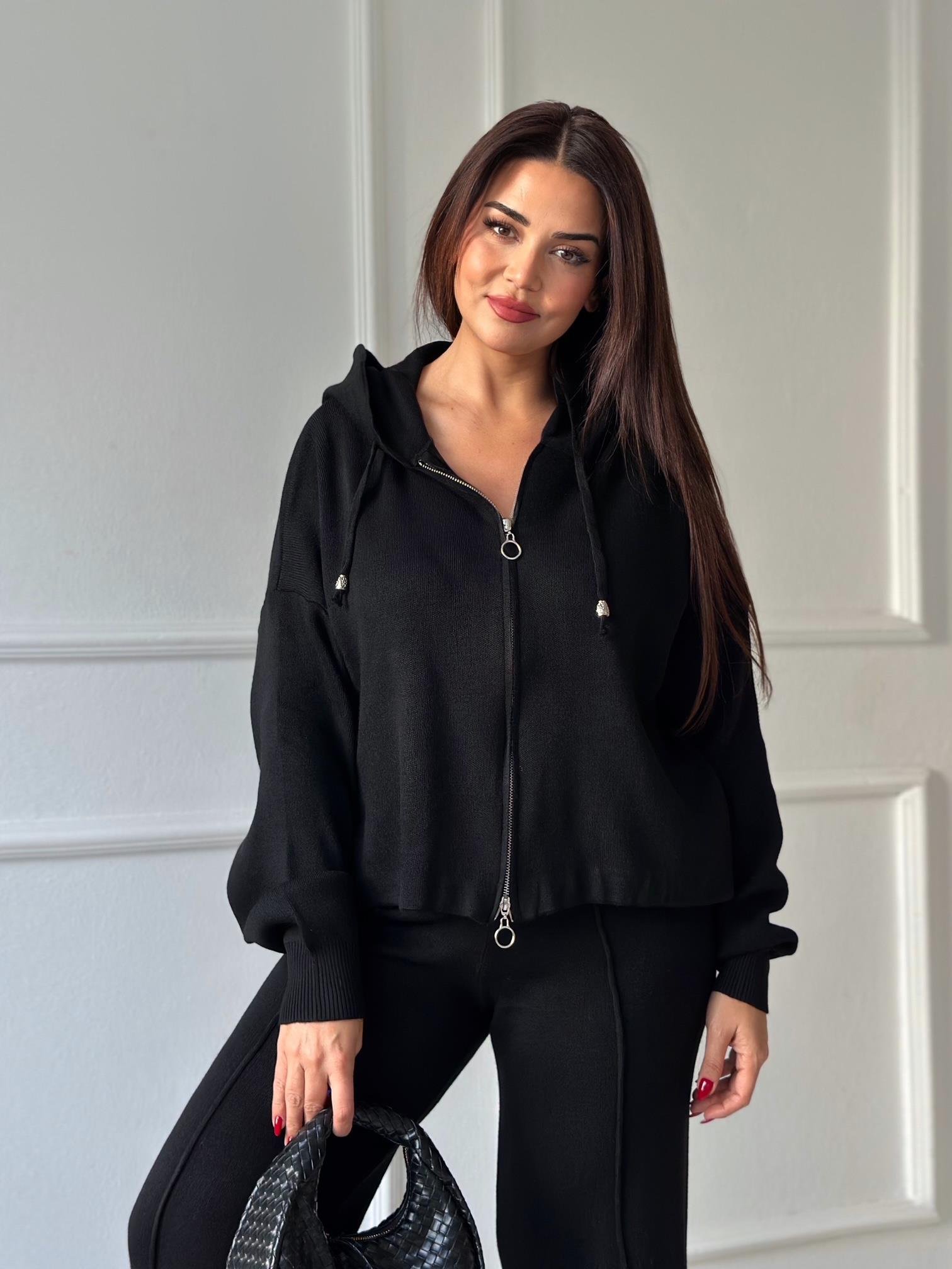 Siyah Triko Rahat Takım – Kapüşonlu Üst & Yırtmaçlı Pantolon