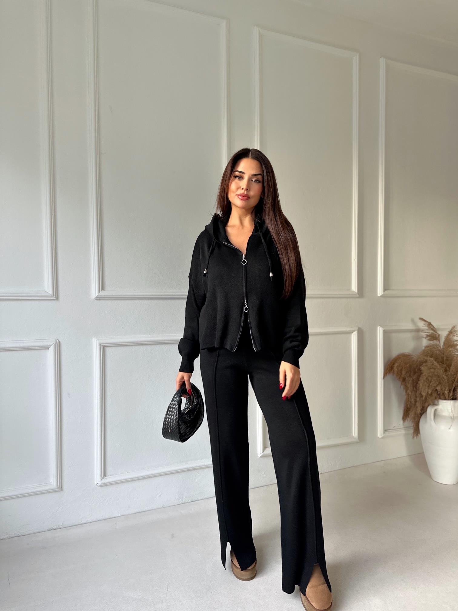 Siyah Triko Rahat Takım – Kapüşonlu Üst & Yırtmaçlı Pantolon