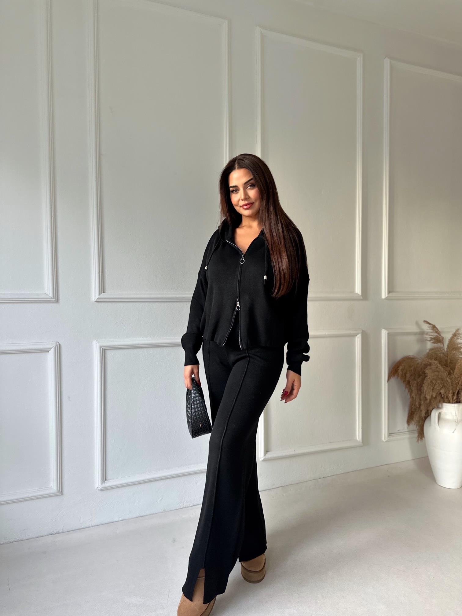 Siyah Triko Rahat Takım – Kapüşonlu Üst & Yırtmaçlı Pantolon