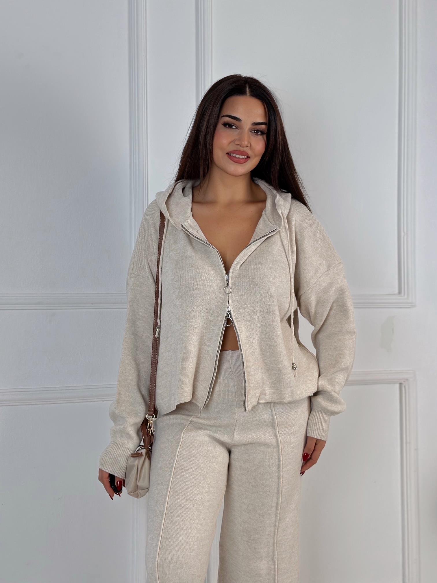 Taş Triko Rahat Takım – Kapüşonlu Üst & Yırtmaçlı Pantolon