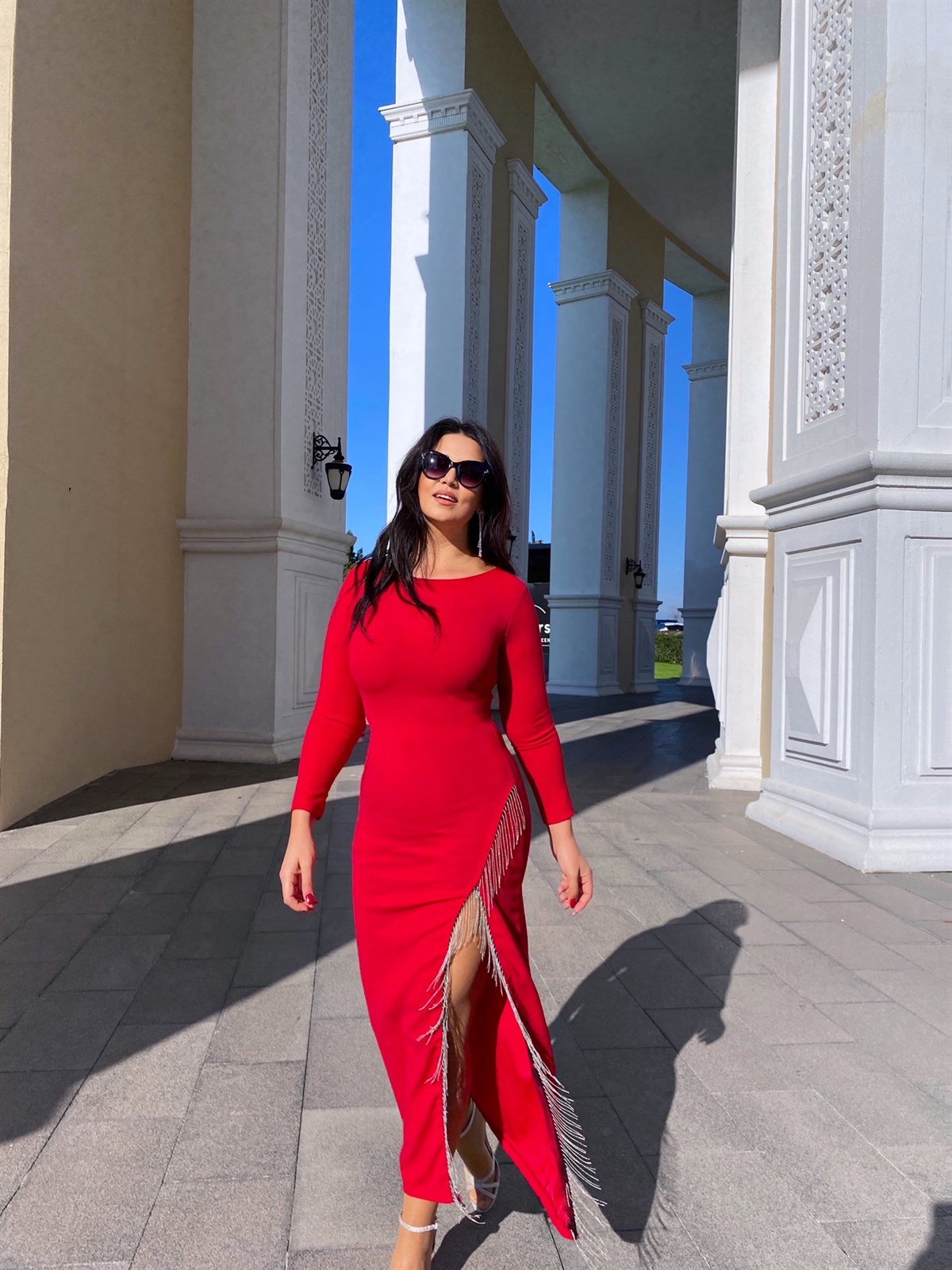 Zincir Detaylı Kırmızı Uzun Kollu Yırtmaçlı Maksi Elbise