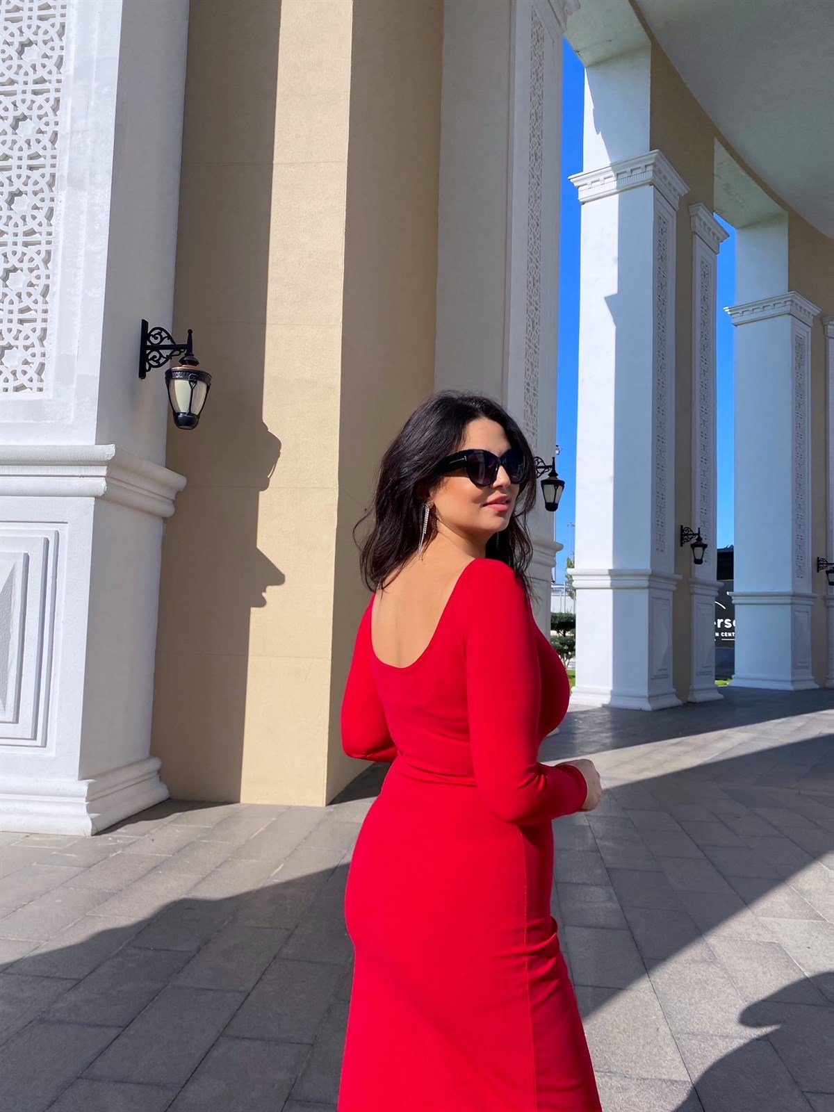 Zincir Detaylı Kırmızı Uzun Kollu Yırtmaçlı Maksi Elbise