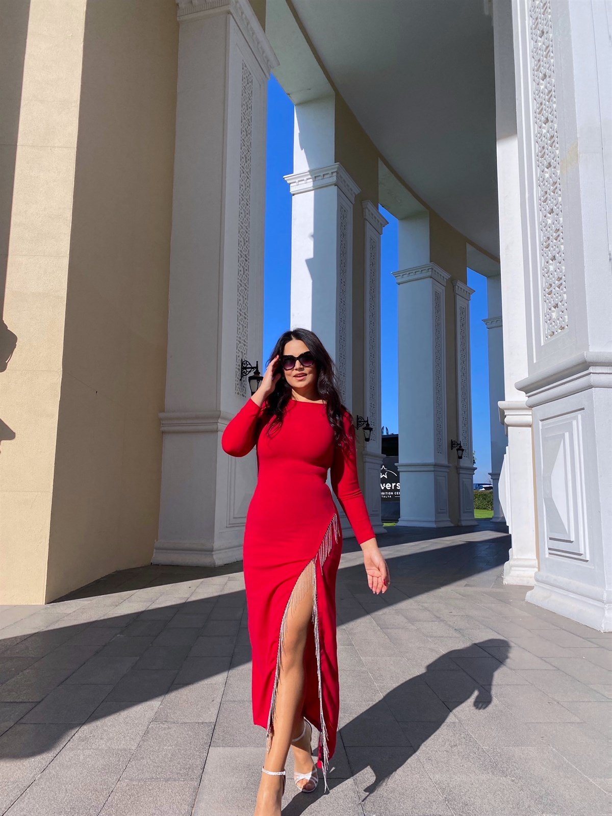 Zincir Detaylı Kırmızı Uzun Kollu Yırtmaçlı Maksi Elbise