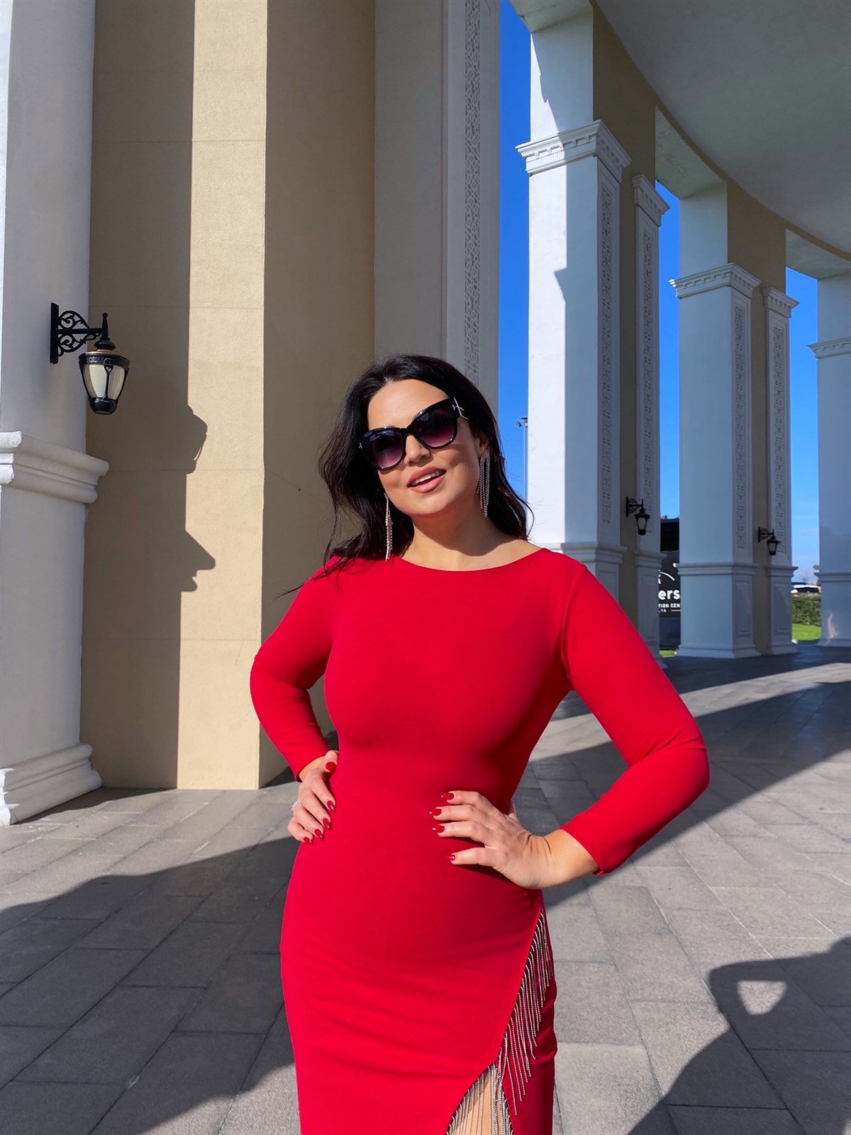 Zincir Detaylı Kırmızı Uzun Kollu Yırtmaçlı Maksi Elbise