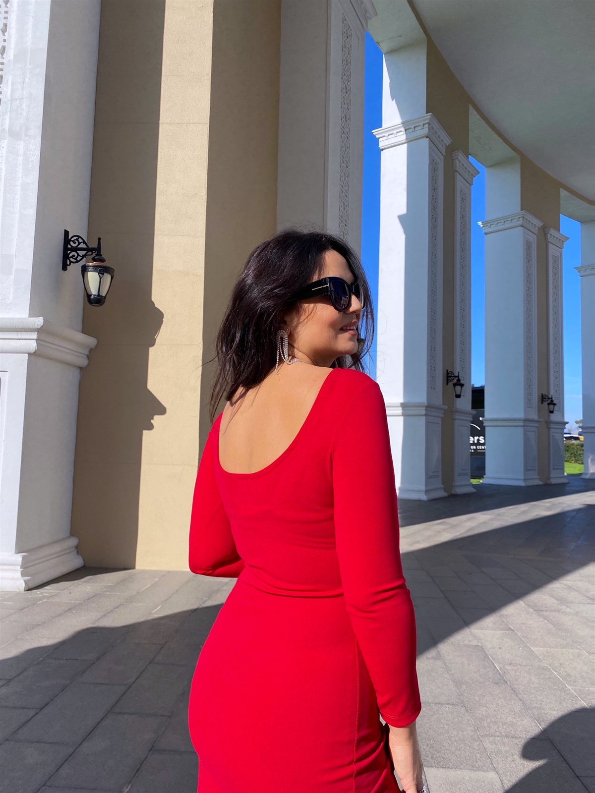 Zincir Detaylı Kırmızı Uzun Kollu Yırtmaçlı Maksi Elbise