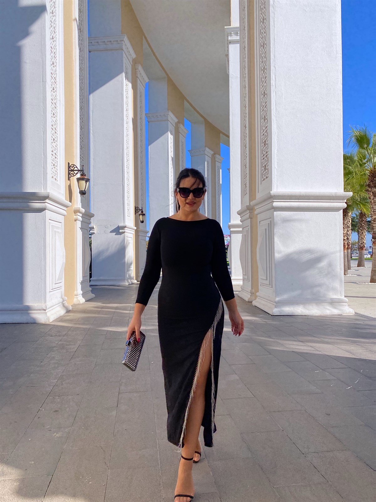 Zincir Detaylı Siyah Uzun Kollu Yırtmaçlı Maksi Elbise