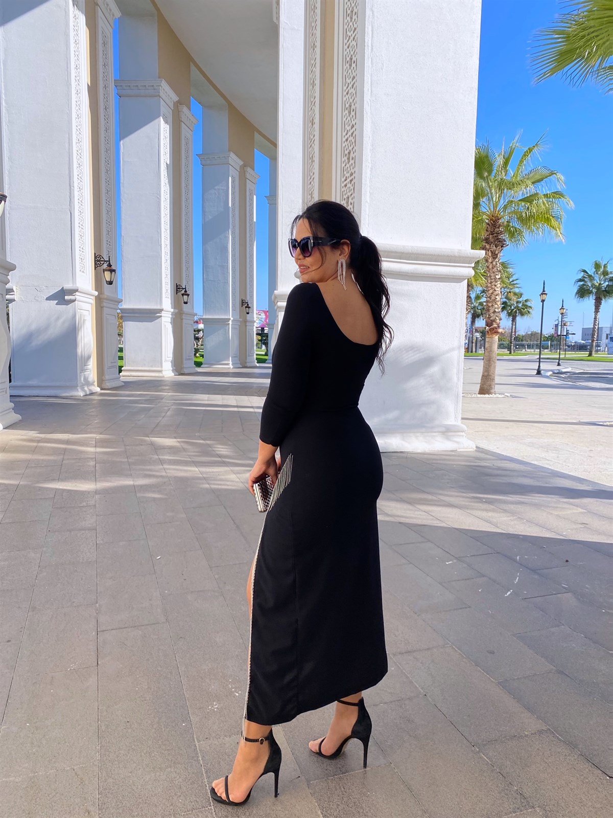 Zincir Detaylı Siyah Uzun Kollu Yırtmaçlı Maksi Elbise