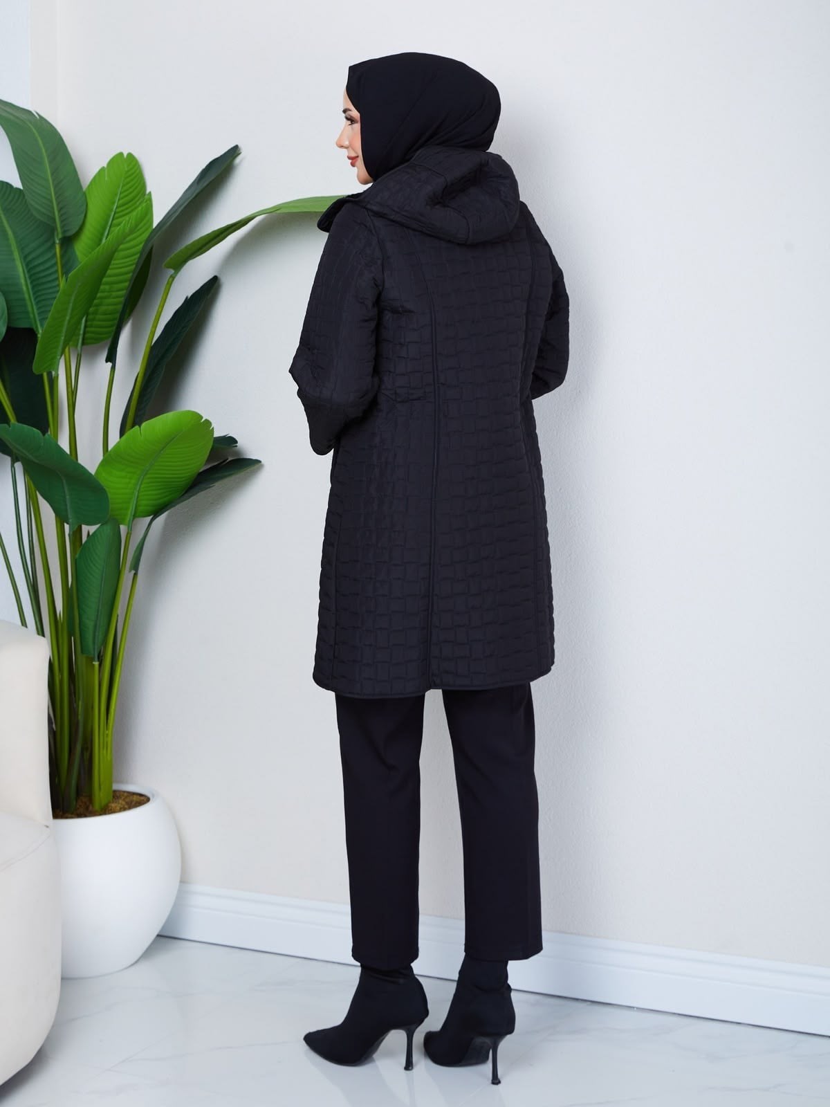 Çıkarılabilir Kapüşonlu 90  CM Kapitone Mont Siyah  HNT2806