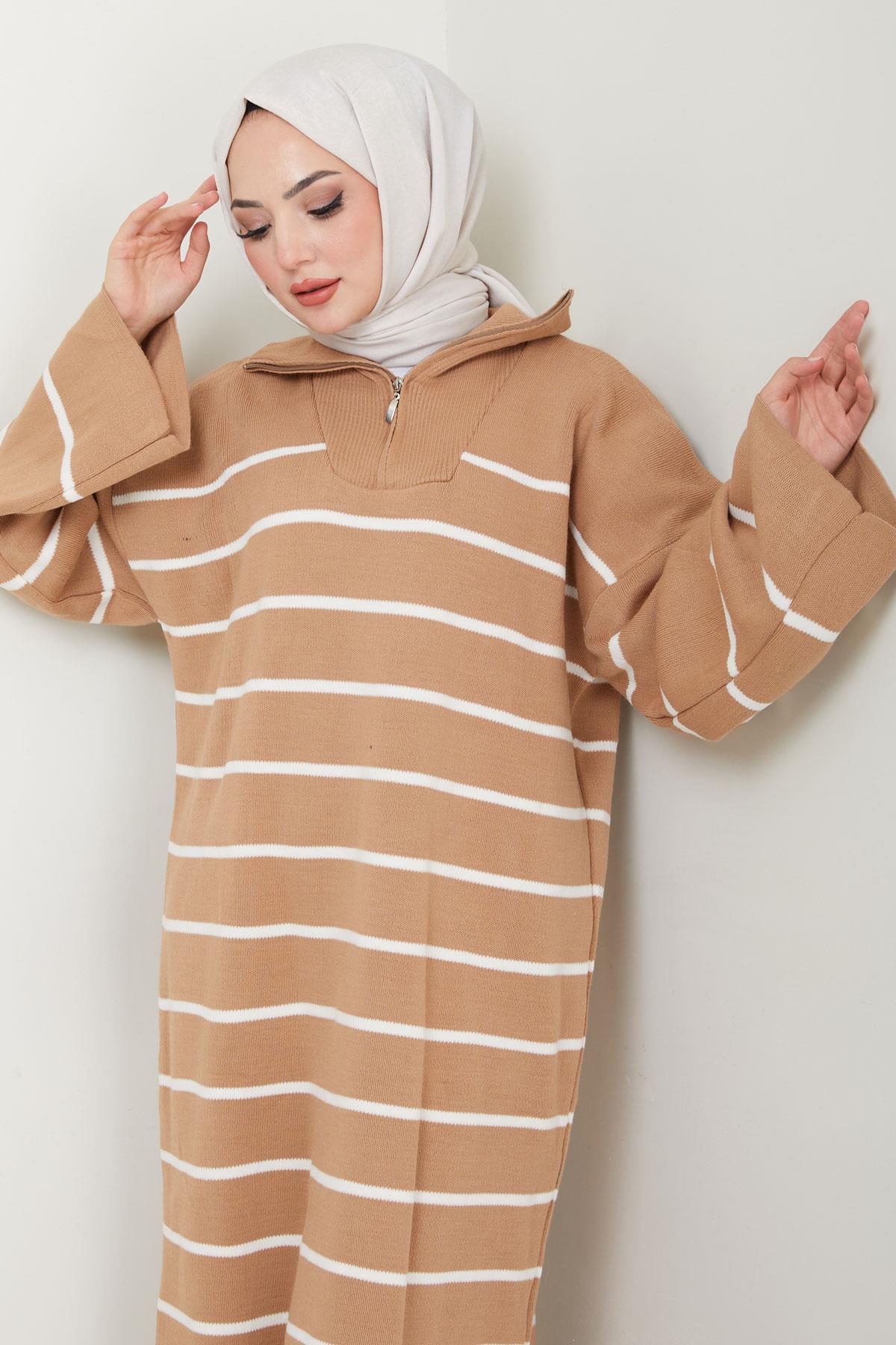 Çizgili İspanyol Kol Fermuarlı Kamyoncu Yaka Triko Elbise Camel HM2566