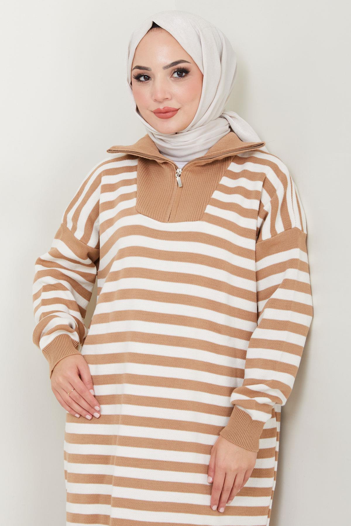 Çizgili Yarım Fermuarlı Kamyoncu Yaka Triko Elbise Camel HM2562