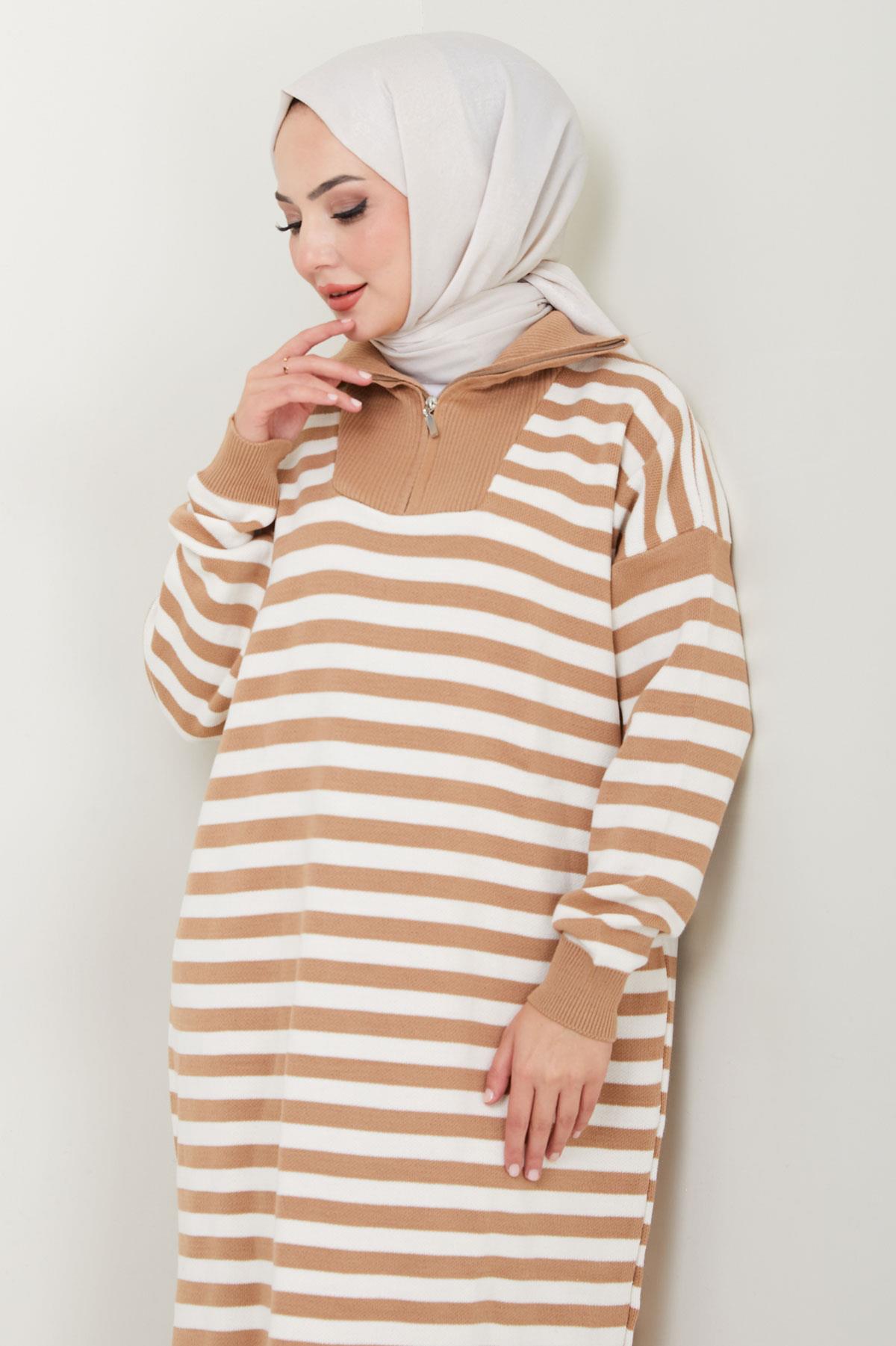 Çizgili Yarım Fermuarlı Kamyoncu Yaka Triko Elbise Camel HM2562