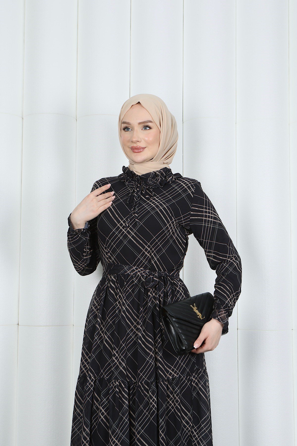Desenli  Kuşaklı Şifon Yakası Fırfırlı Elbise Siyah HNT7354