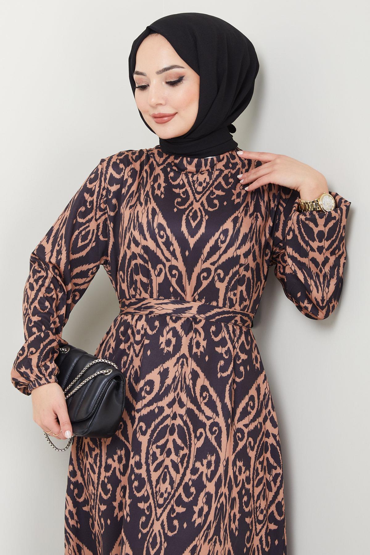 Dijital Baskılı Kuşaklı Elbise Siyah HM2443