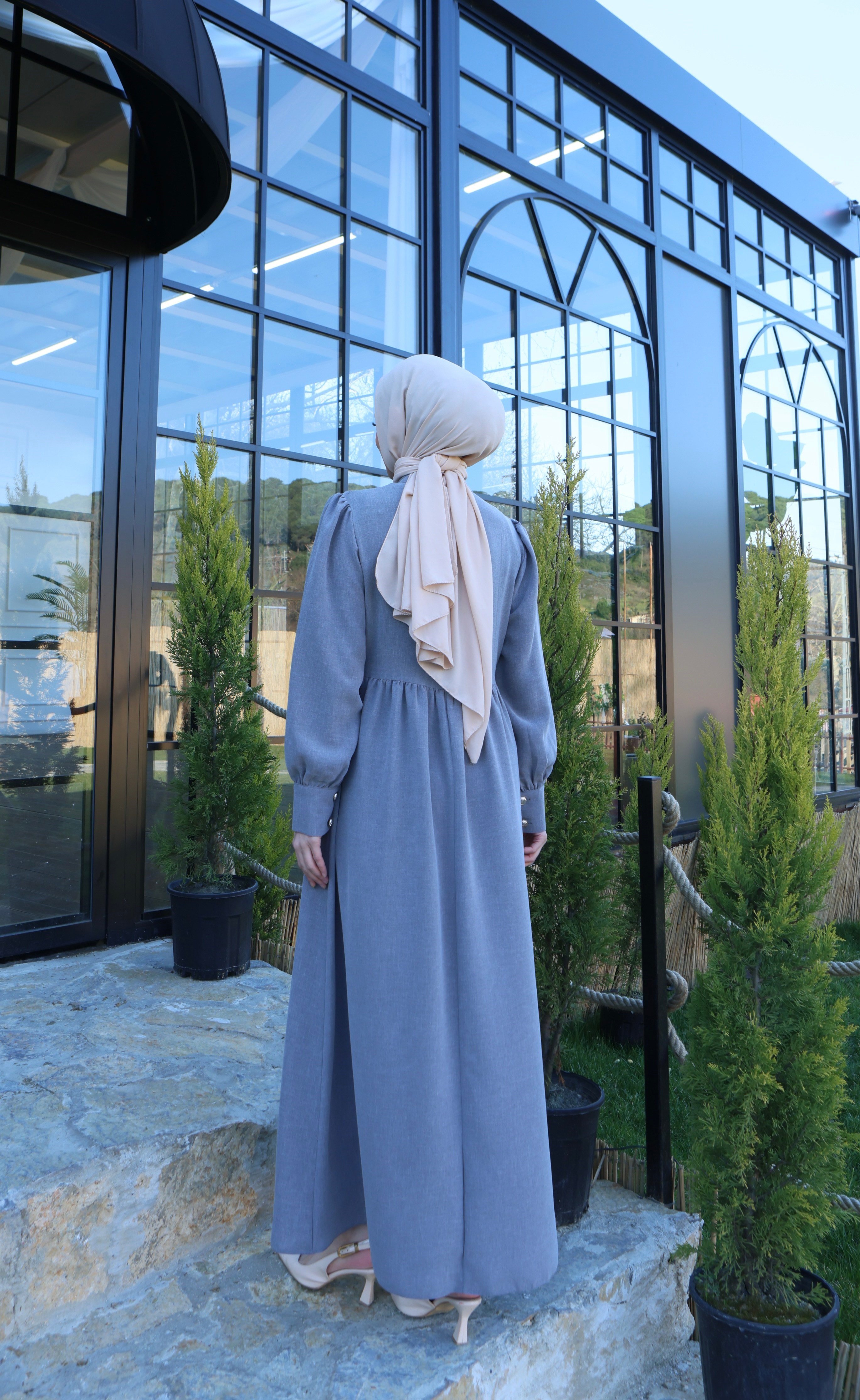 Düğme Detaylı Pileli Tesettür Elbise Açık Gri  HNT8528