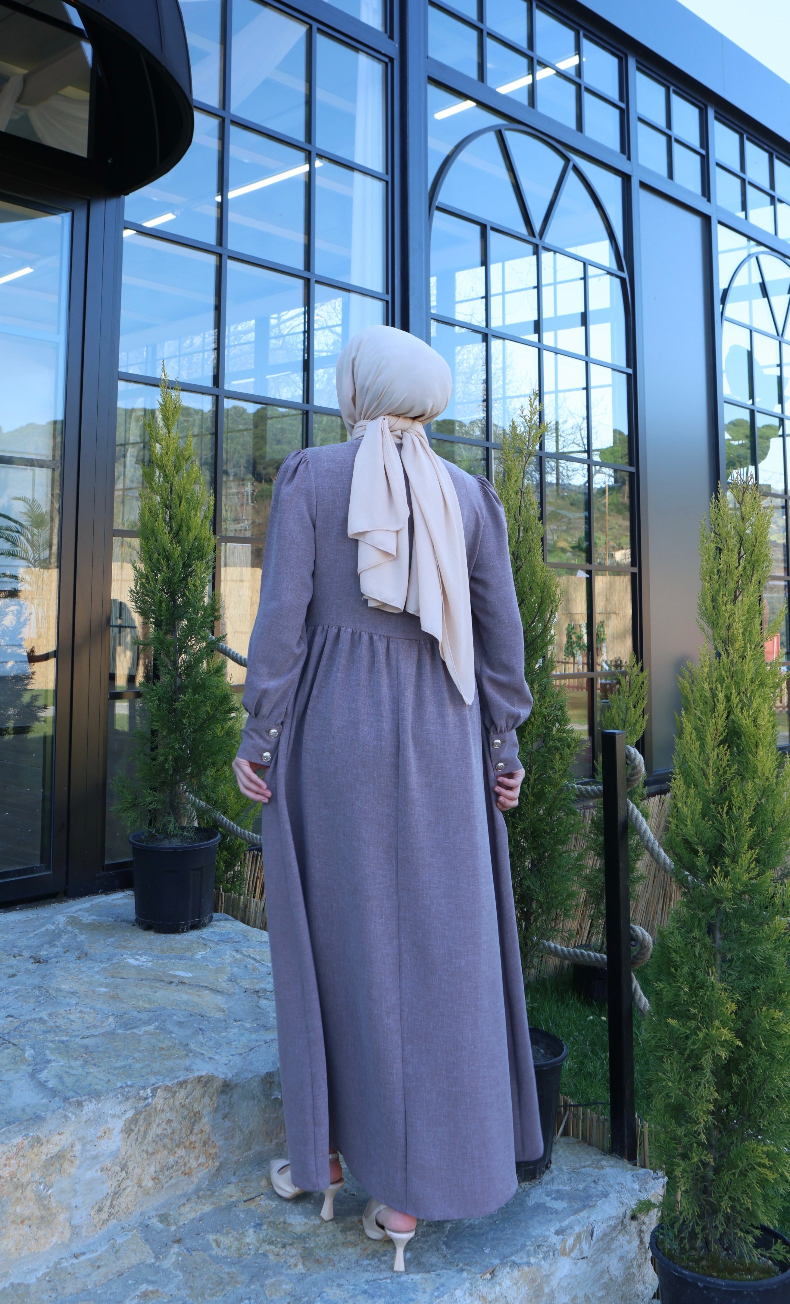 Düğme Detaylı Pileli Tesettür Elbise Kahverengi   HNT8528
