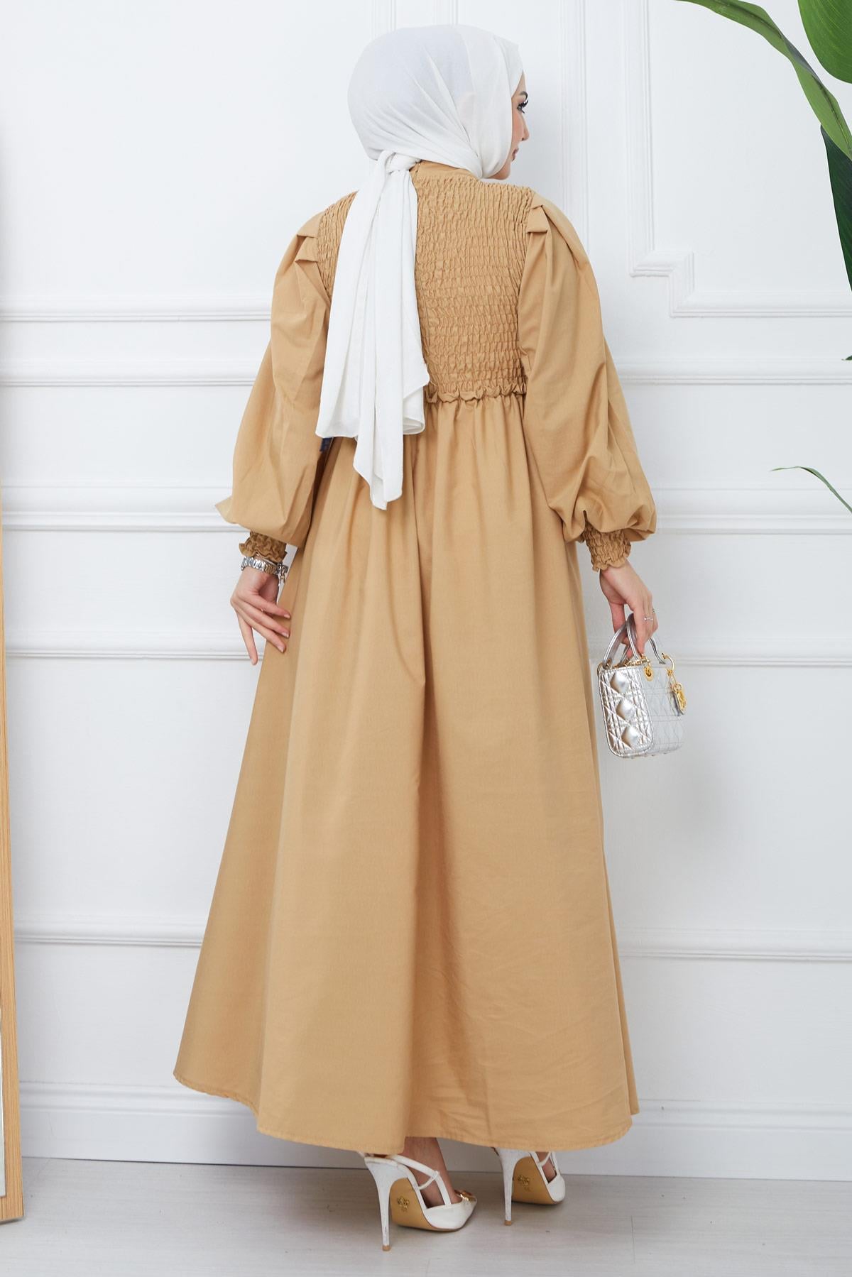 Gipe Detaylı Süs Düğmeli Mevlana Elbise Camel HM2356