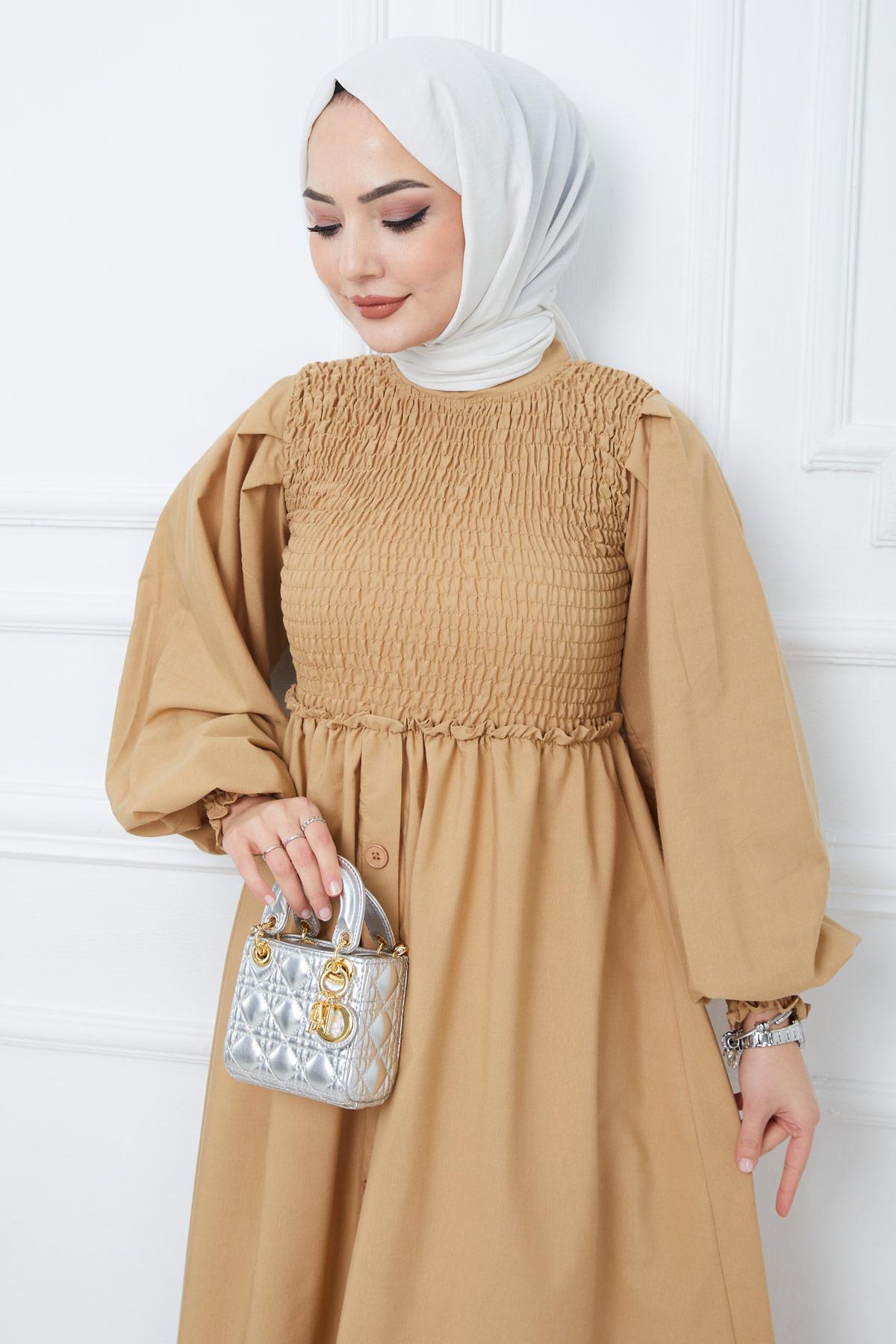 Gipe Detaylı Süs Düğmeli Mevlana Elbise Camel HM2356