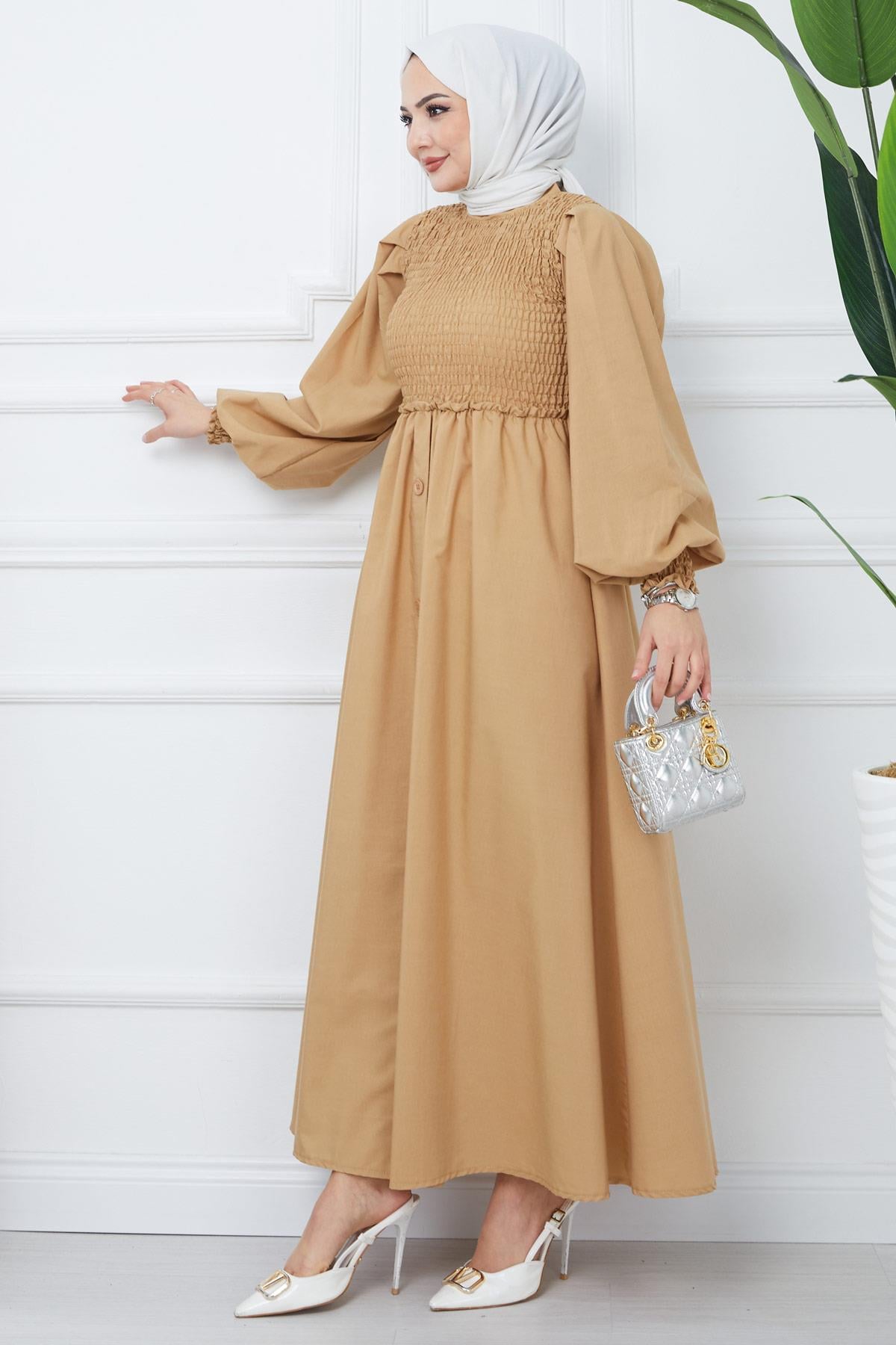 Gipe Detaylı Süs Düğmeli Mevlana Elbise Camel HM2356