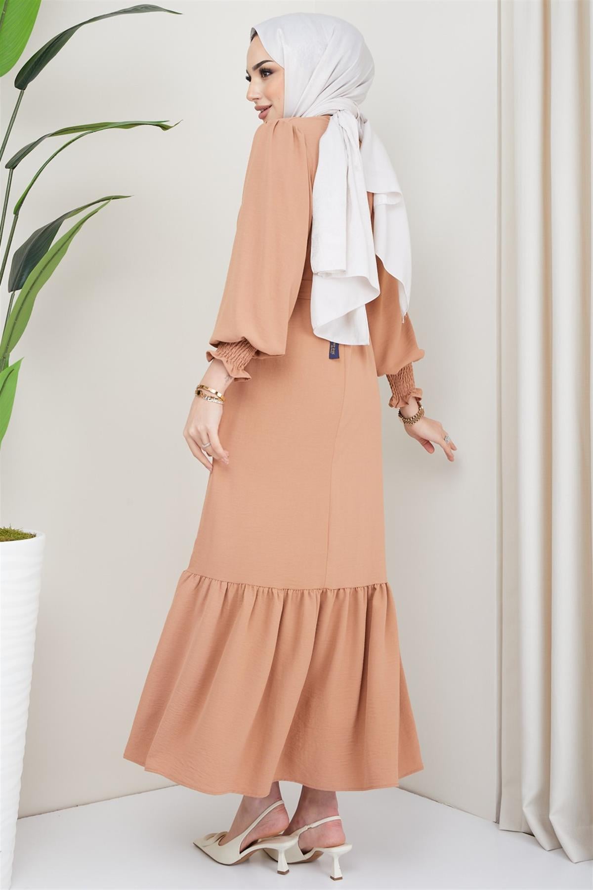 Kolu Gipeli Eteği Volanlı Elbise Camel