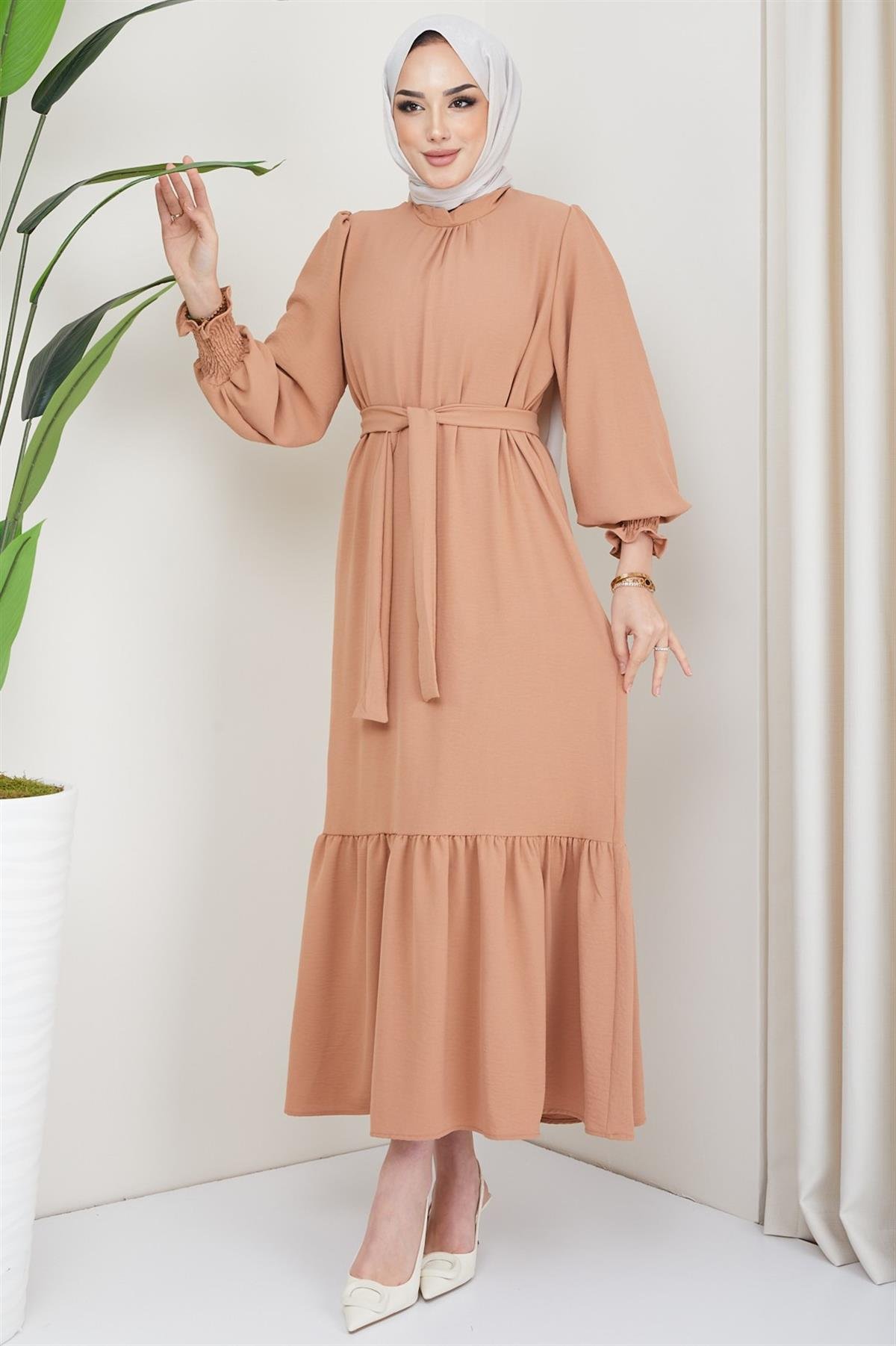 Kolu Gipeli Eteği Volanlı Elbise Camel