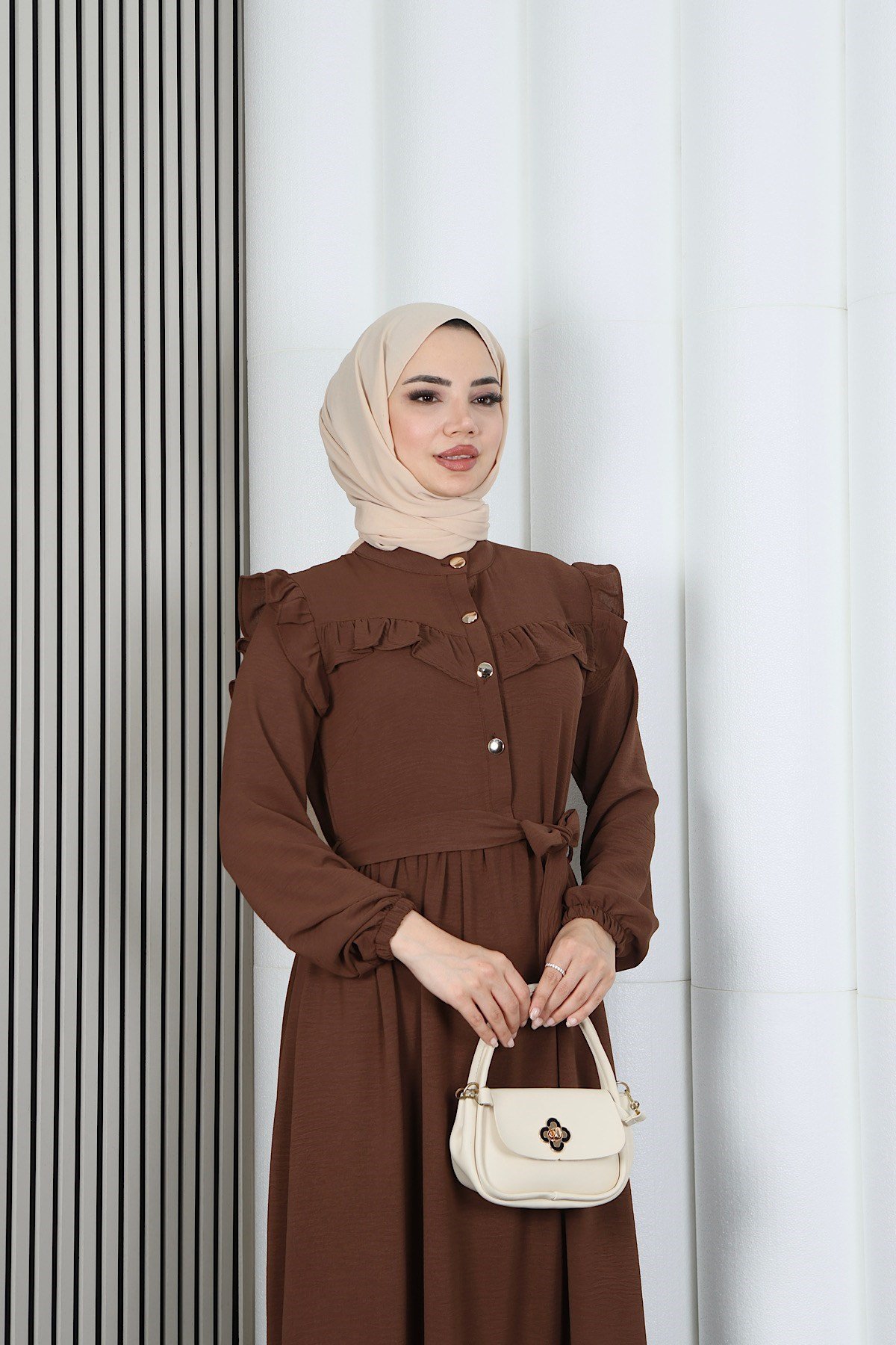 Omzu Ve Önü Fırfırlı Kuşaklı Ayrobin Tesettür Elbise Kahverengi  HNT7345