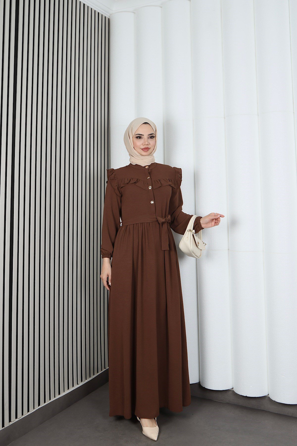 Omzu Ve Önü Fırfırlı Kuşaklı Ayrobin Tesettür Elbise Kahverengi  HNT7345