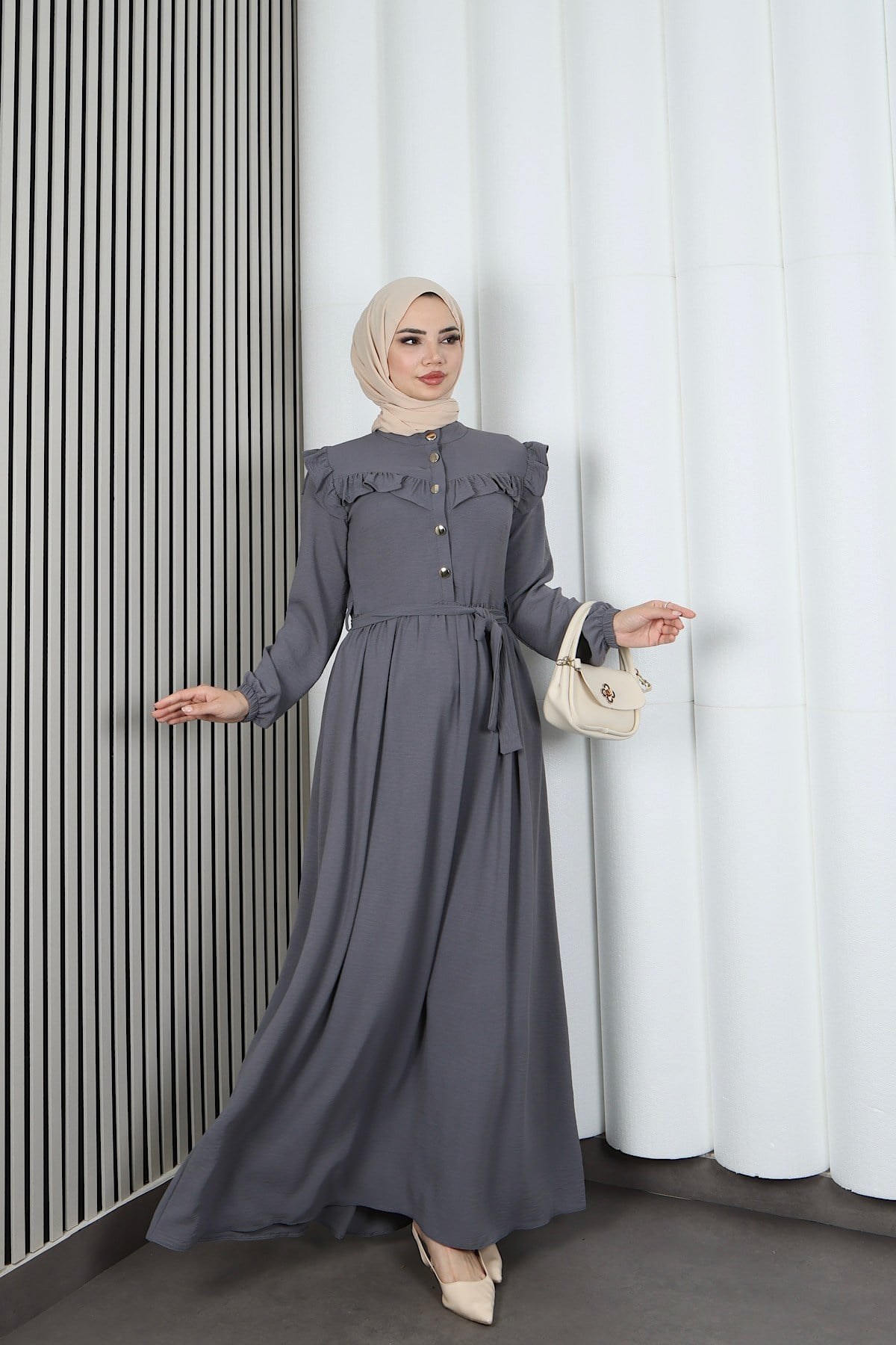 Omzu Ve Önü Fırfırlı Kuşaklı Ayrobin Tesettür Elbise Gri   HNT7345