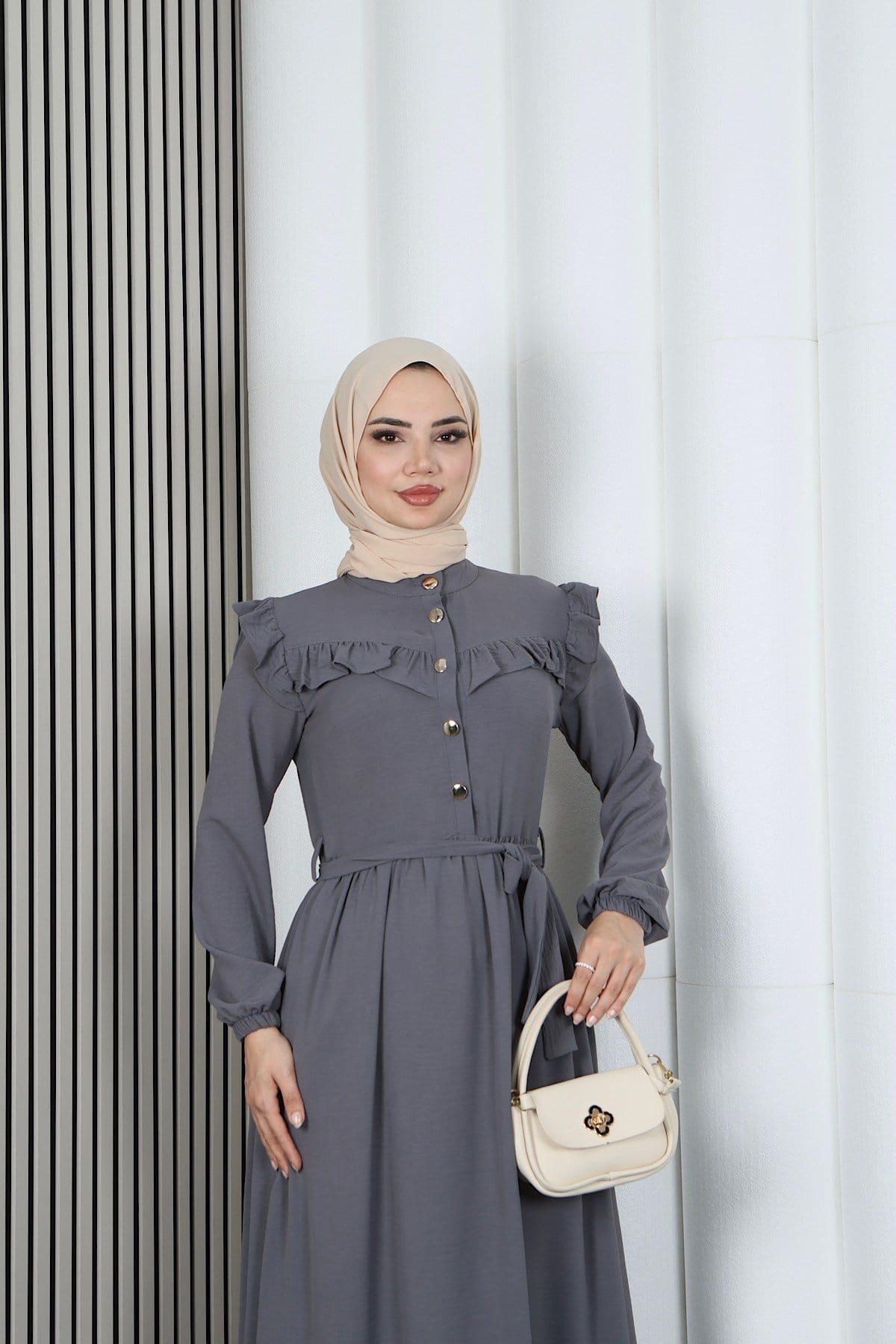 Omzu Ve Önü Fırfırlı Kuşaklı Ayrobin Tesettür Elbise Gri   HNT7345