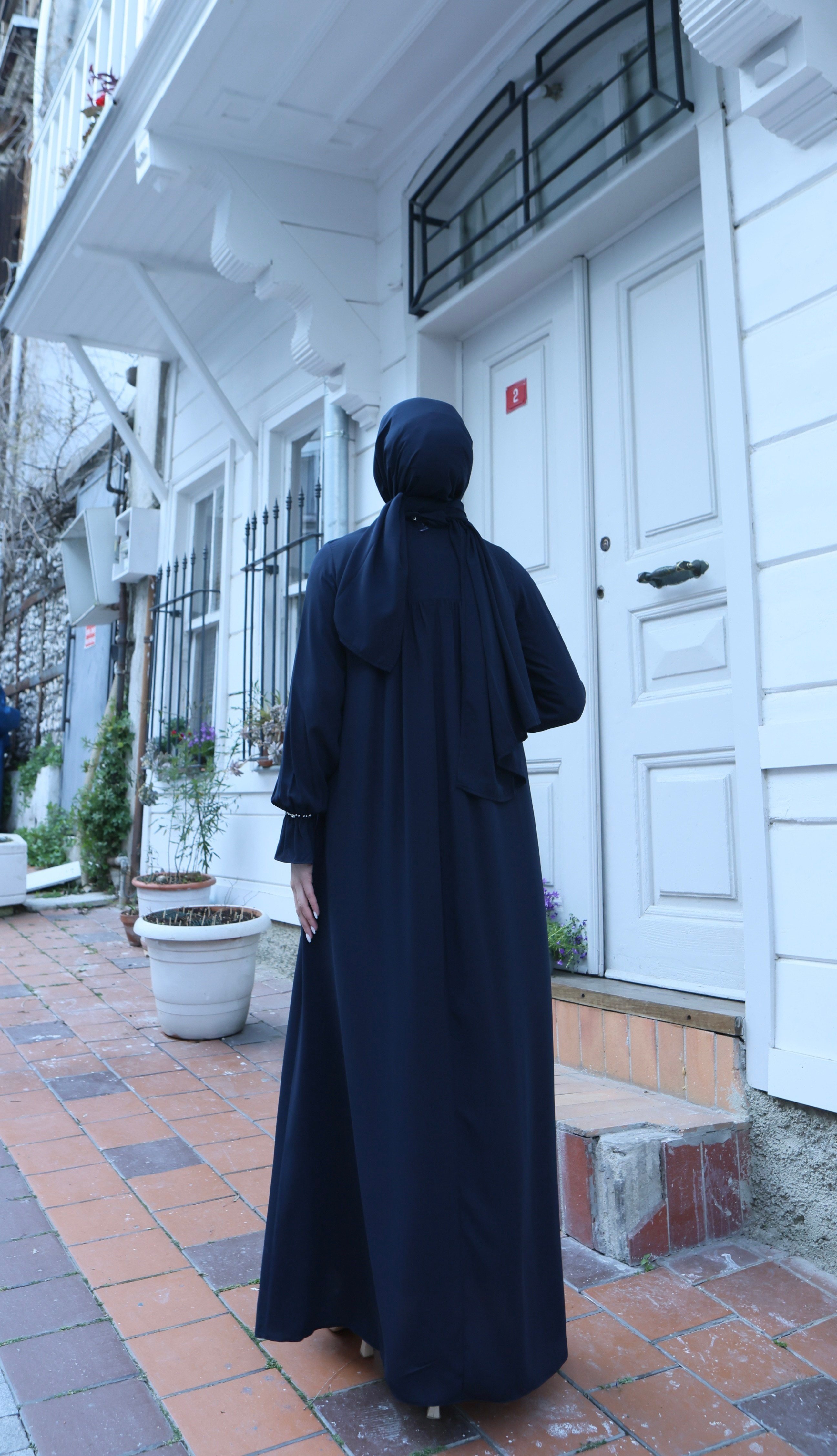 Önü Ve Kol Ucu Taş İşlemeli Şallı Tesettür Elbise Lacivert  HNT71021