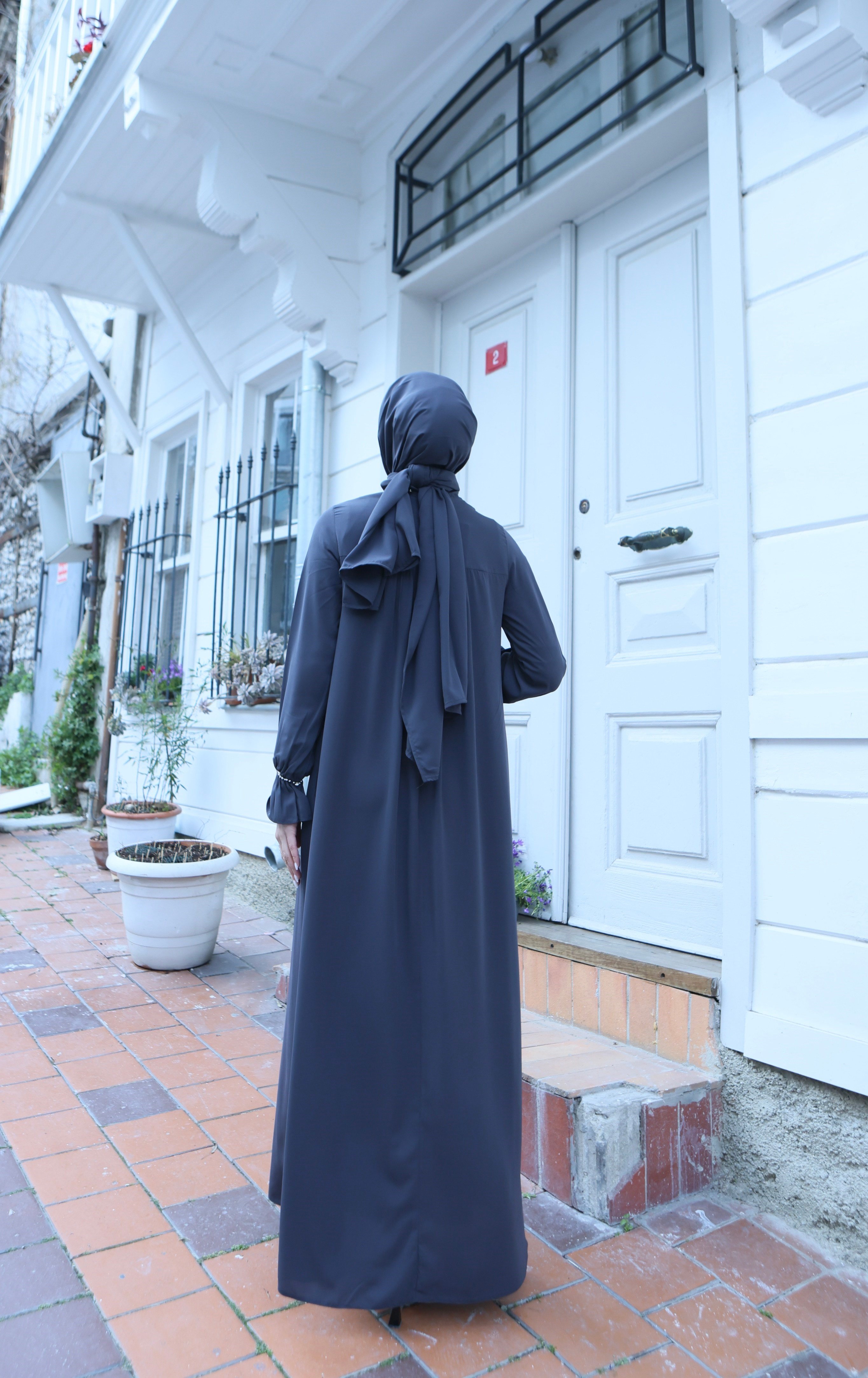 Önü Ve Kol Ucu Taş İşlemeli Şallı Tesettür Elbise Antrasit  HNT71021