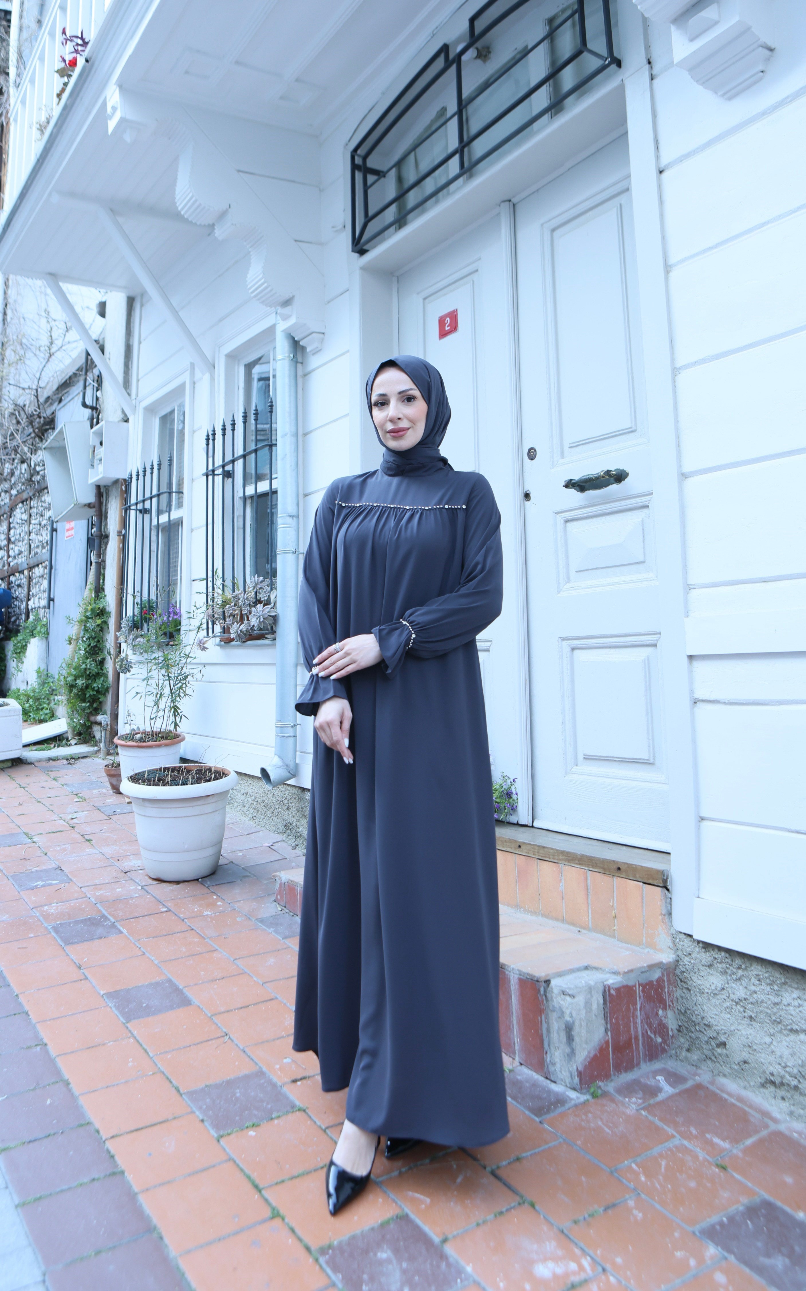 Önü Ve Kol Ucu Taş İşlemeli Şallı Tesettür Elbise Antrasit  HNT71021