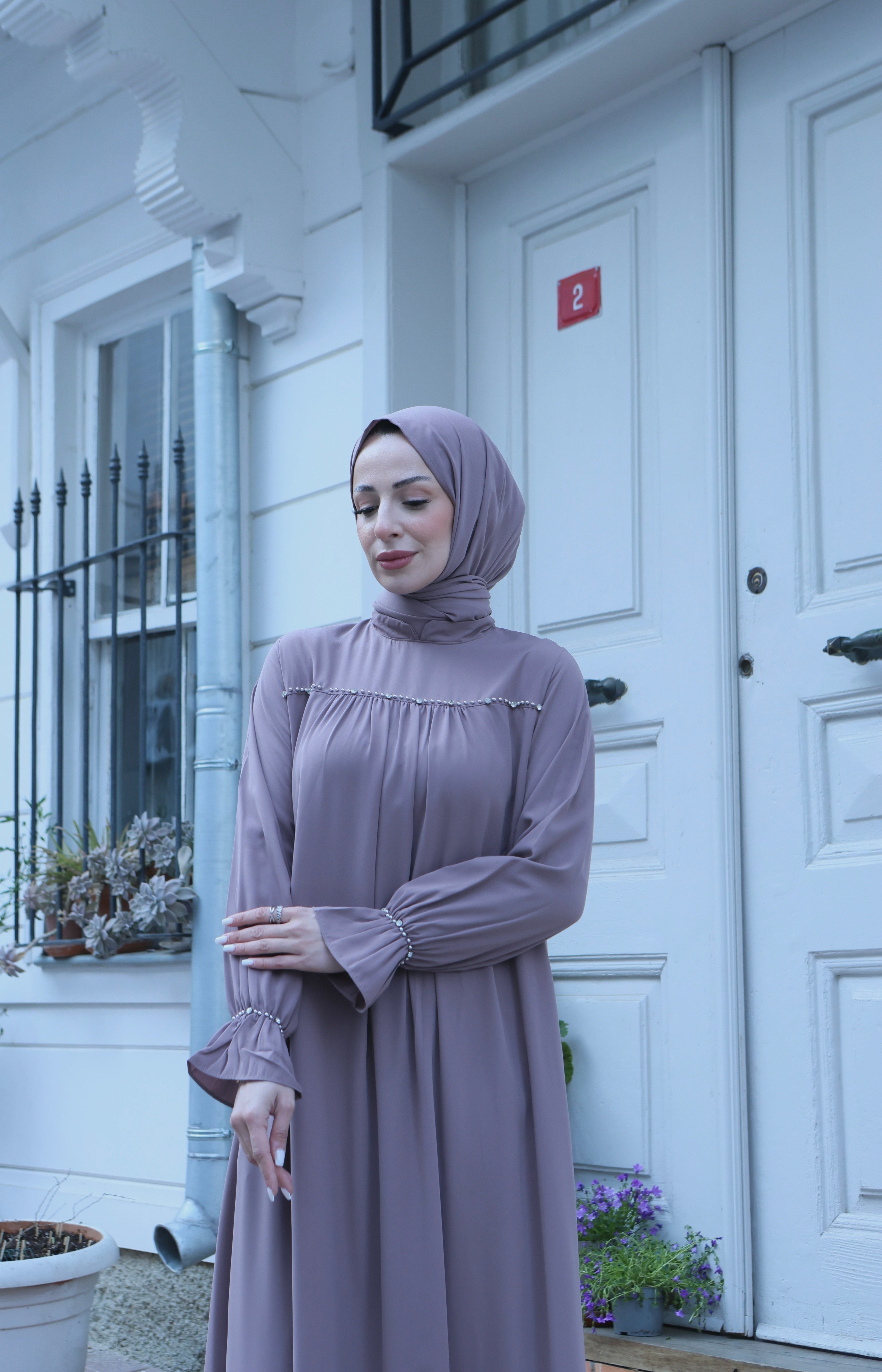 Önü Ve Kol Ucu Taş İşlemeli Şallı Tesettür Elbise Pudra  HNT71021