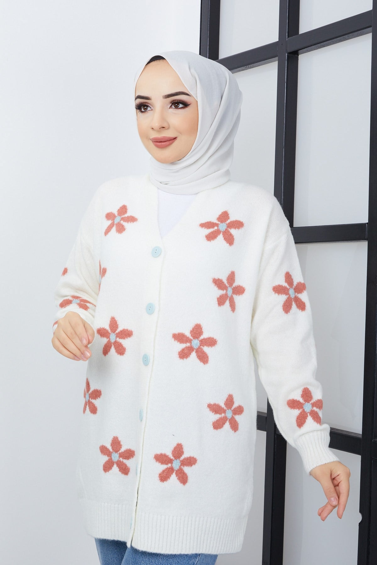 Papatya Desenli Düğmeli Tesettür Triko Hırka