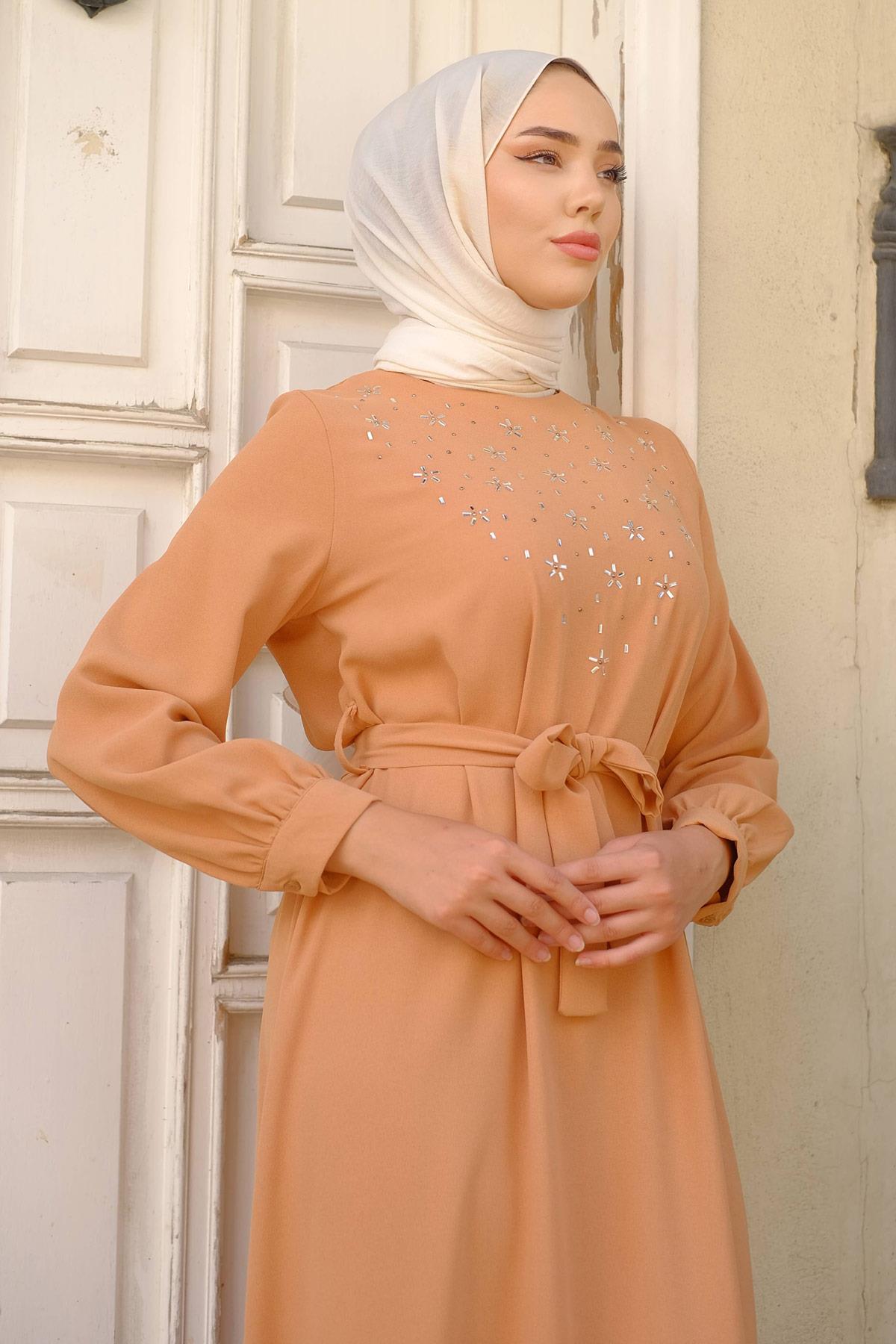 Taş İşlemeli Kuşaklı Elbise Camel HM2220