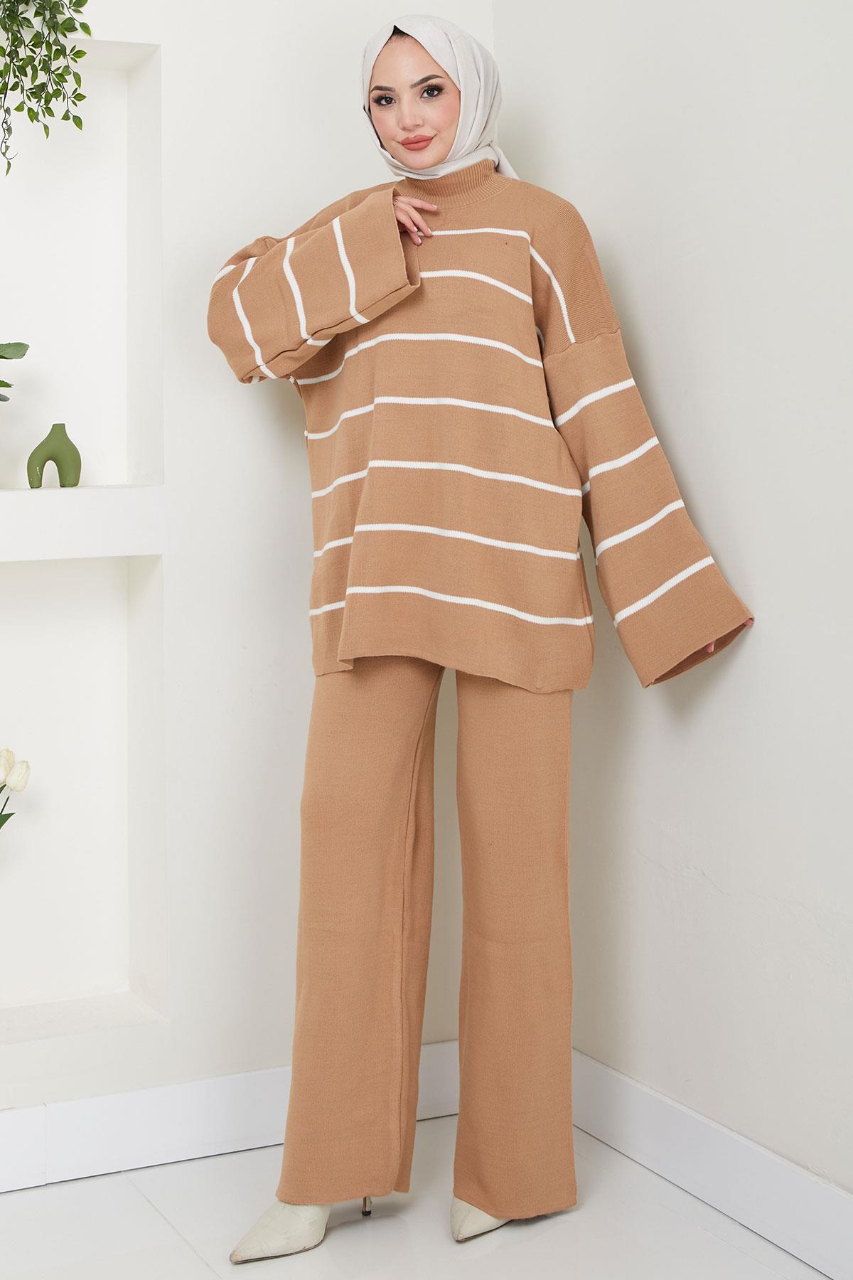 Yarım Balıkçı Yaka Çizgili Triko Takım Camel HM2553