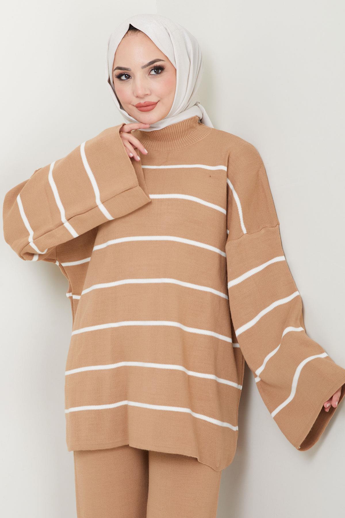 Yarım Balıkçı Yaka Çizgili Triko Takım Camel HM2553