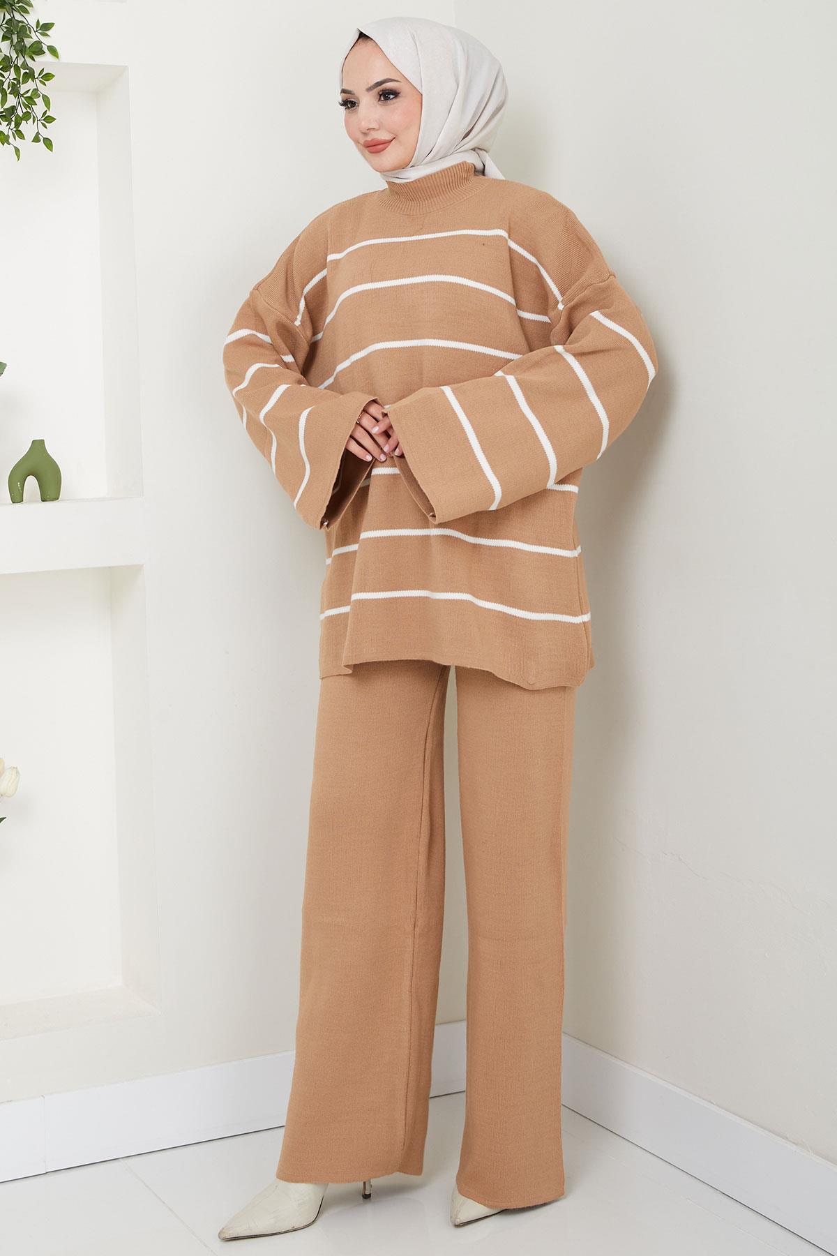 Yarım Balıkçı Yaka Çizgili Triko Takım Camel HM2553