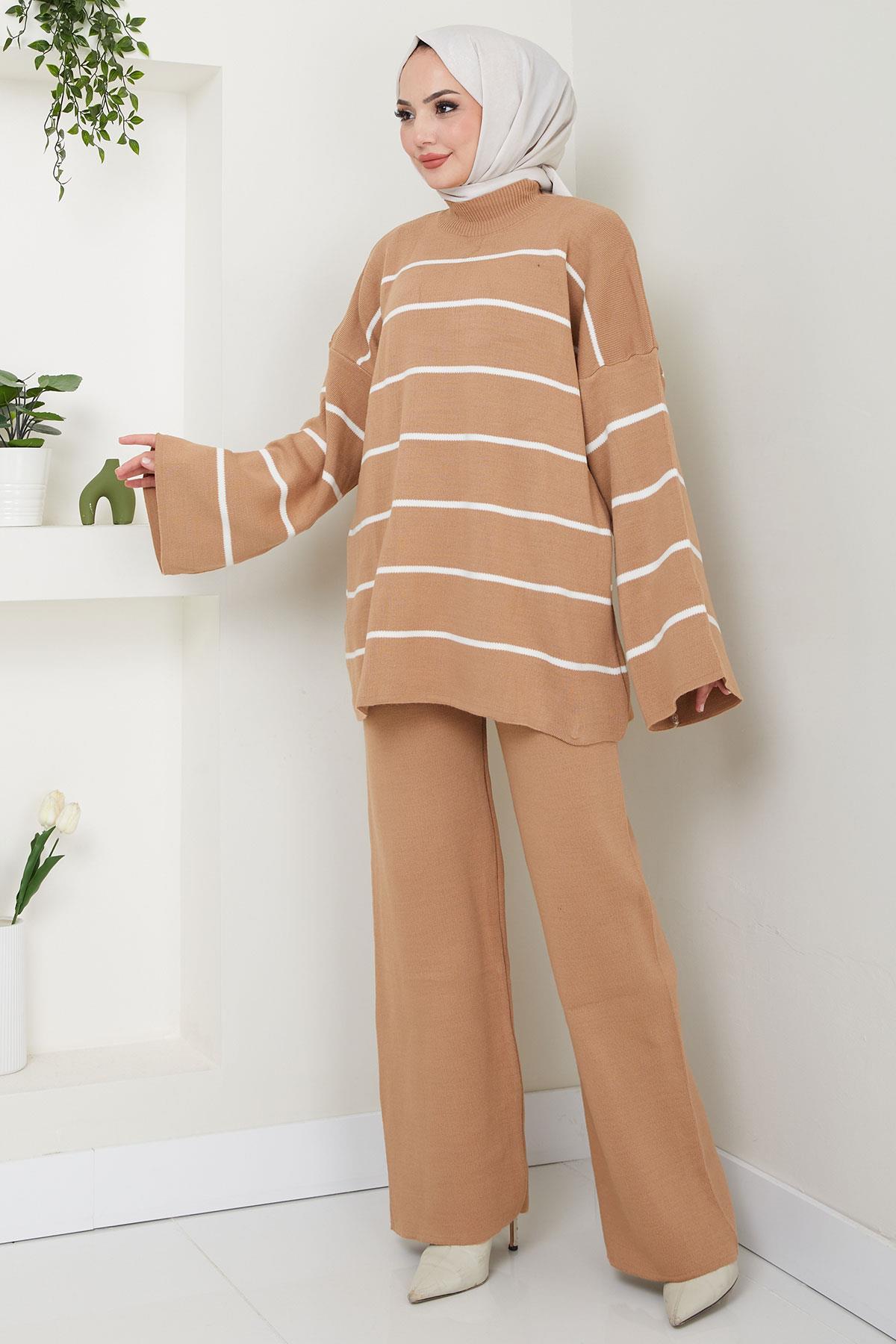 Yarım Balıkçı Yaka Çizgili Triko Takım Camel HM2553