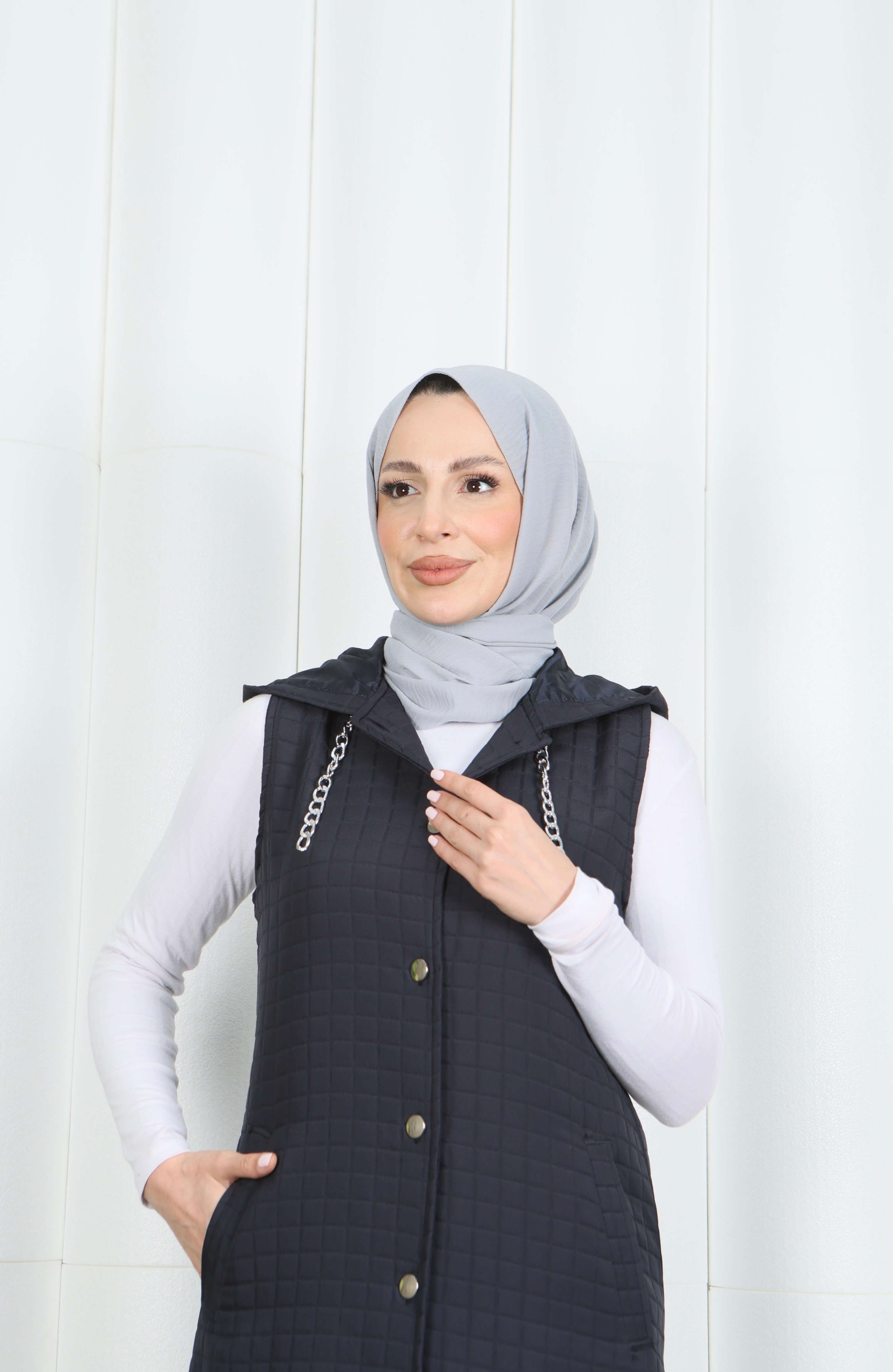 Zincir Detaylı Kapuşonlu Kapitone Yelek Koyu Gri   HNT7084