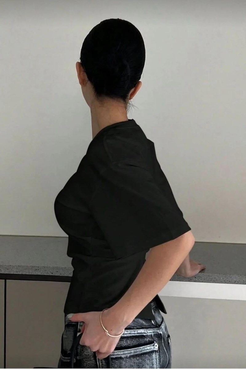 Siyah Chic Yırtmaç Detaylı Bluz