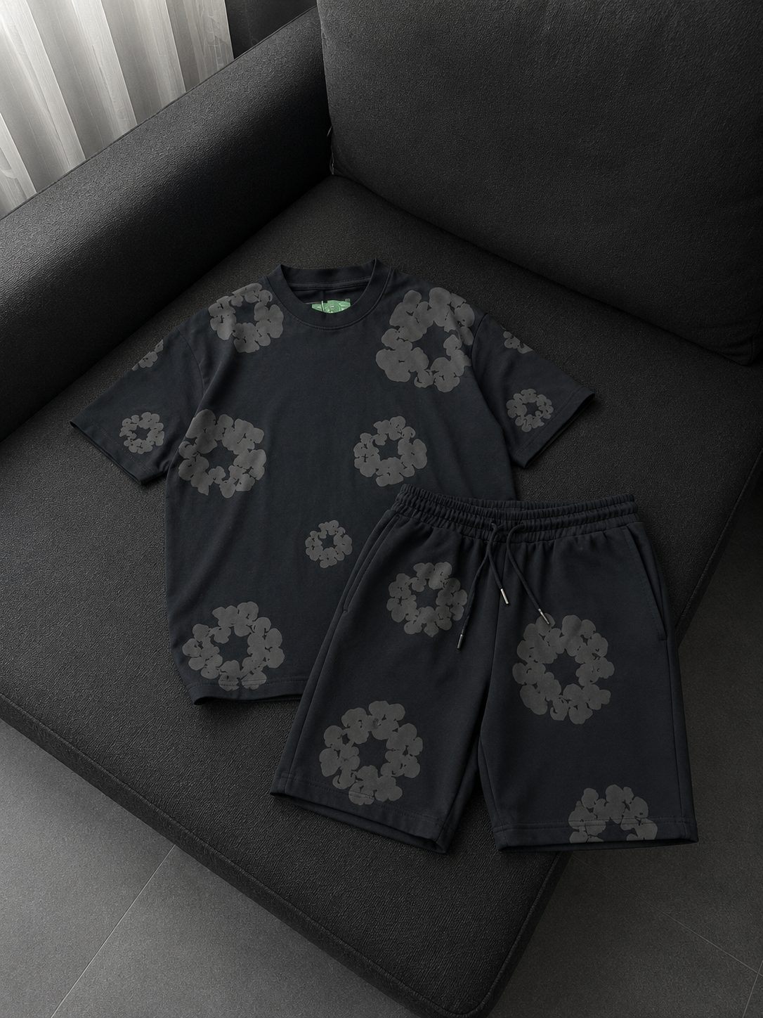 Siyah Gri Çiçek Detaylı Oversize T-shirt & Şort Takım