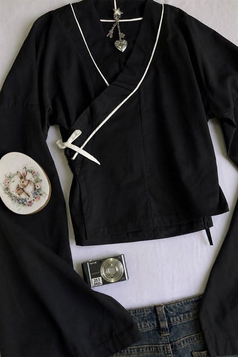 Siyah Qipao Beyaz Şeritli Fiyonk Detaylı Y2K Uzun Kollu Crop