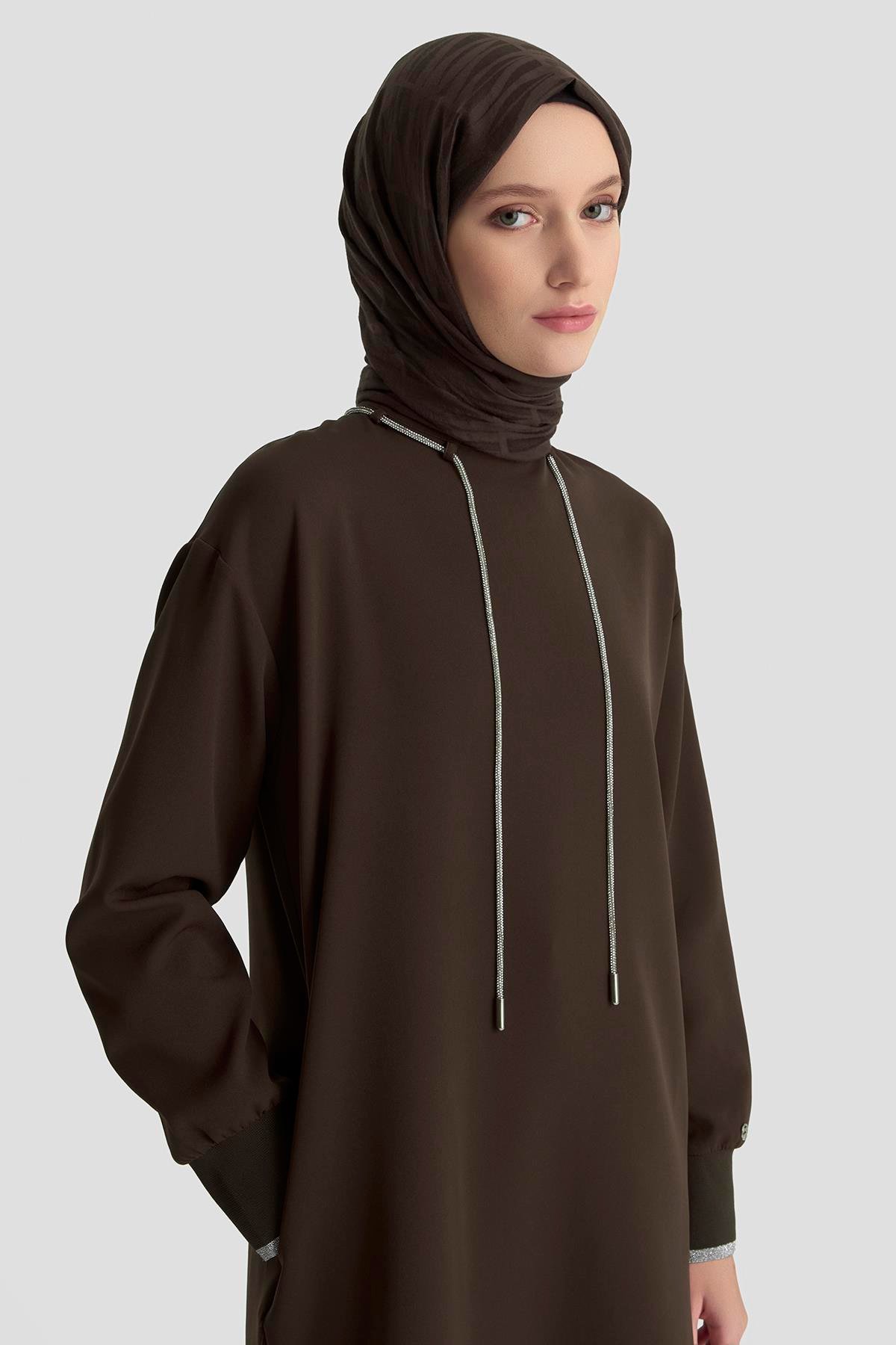 -ARMİNE TREND Yakası Taş Bağcık Detaylı Kolları Ribanalı Fermuarlı Tunik Kahverengi 25KT436
