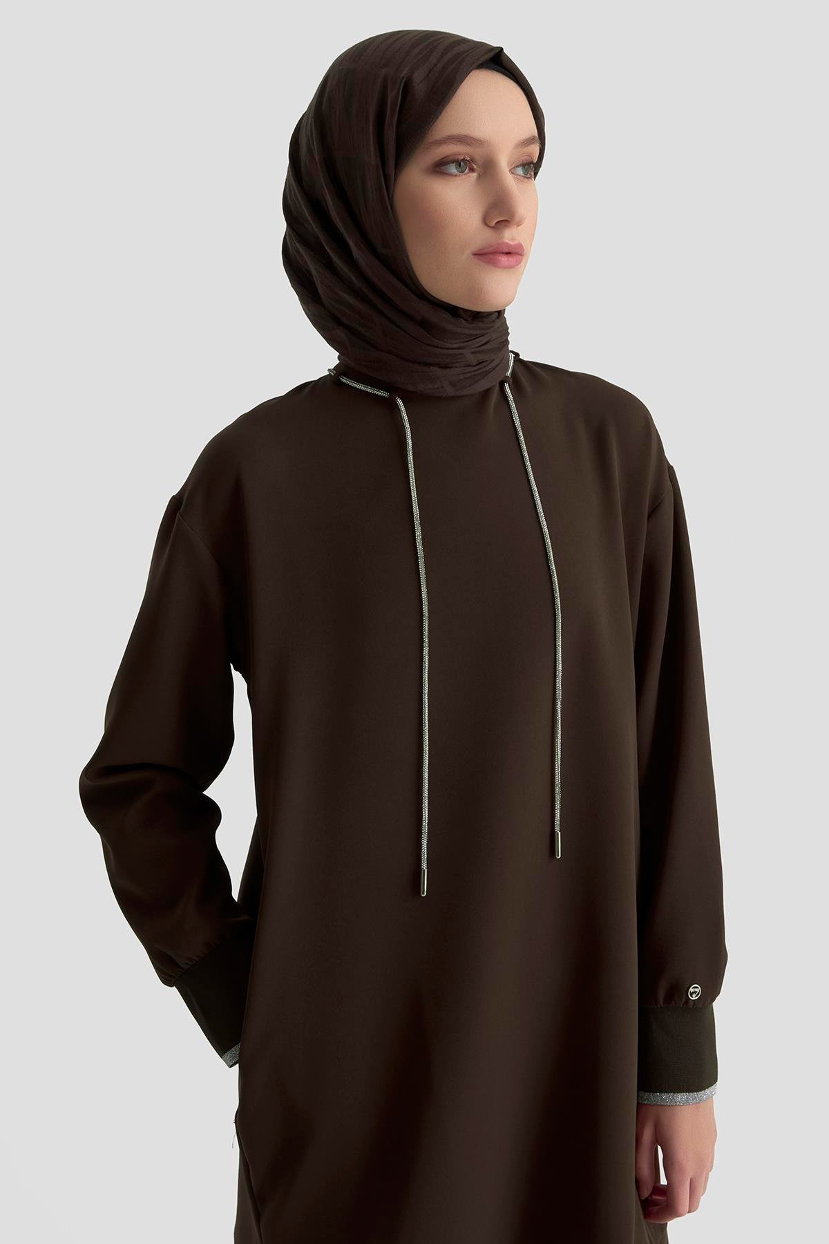 -ARMİNE TREND Yakası Taş Bağcık Detaylı Kolları Ribanalı Fermuarlı Tunik Kahverengi 25KT436