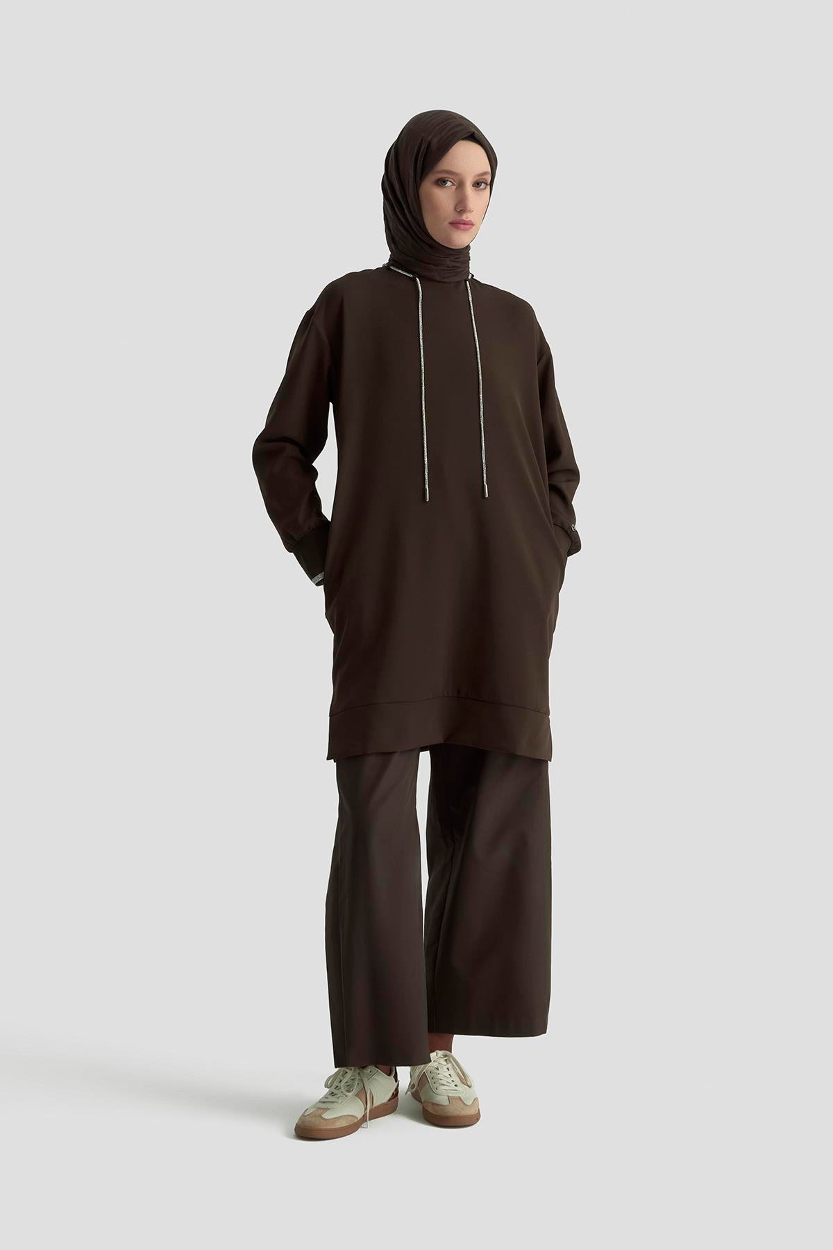 -ARMİNE TREND Yakası Taş Bağcık Detaylı Kolları Ribanalı Fermuarlı Tunik Kahverengi 25KT436