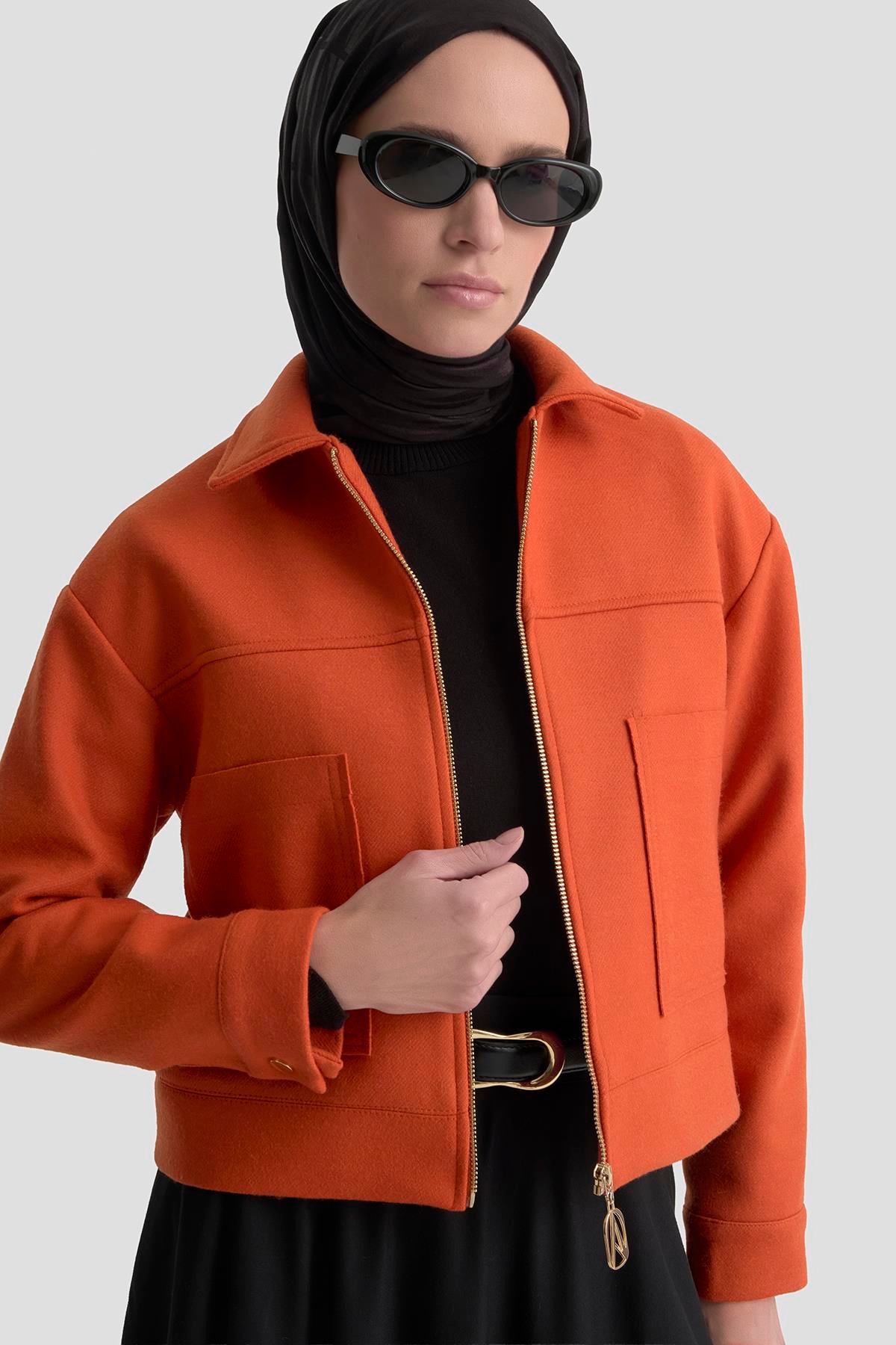 ARMİNE TREND Boydan Fermuarlı Cep Detaylı Kısa Ceket Oranj 25KT517