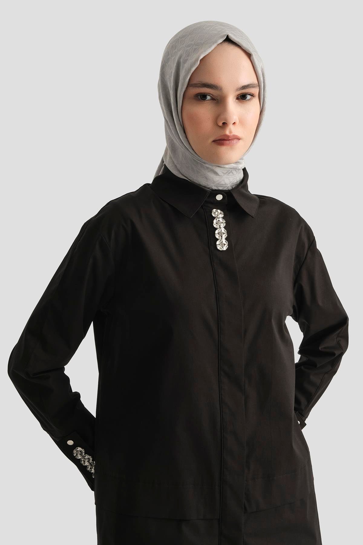 ARMİNE TREND Gizli Düğmeli Taş Detaylı Gömlek Yaka Tunik Siyah 25YT4134