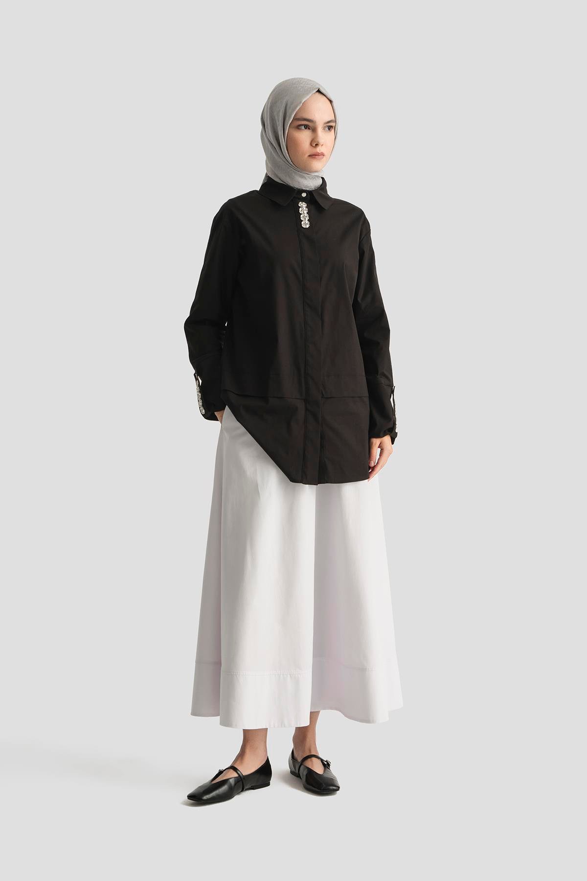 ARMİNE TREND Gizli Düğmeli Taş Detaylı Gömlek Yaka Tunik Siyah 25YT4134